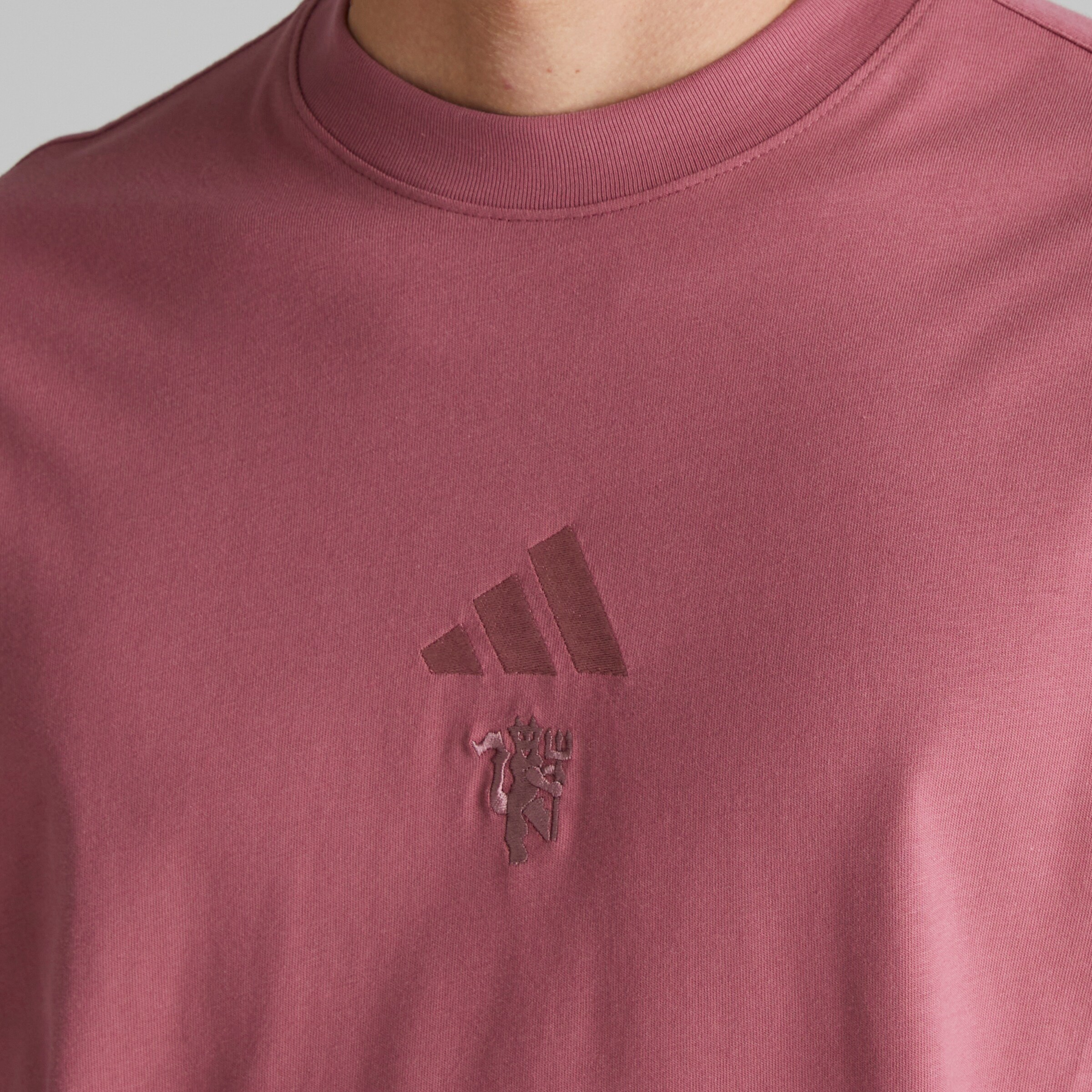 T-Shirt Bourgogne ALL SZN de Manchester United x adidas Rouge Détail [4-6]