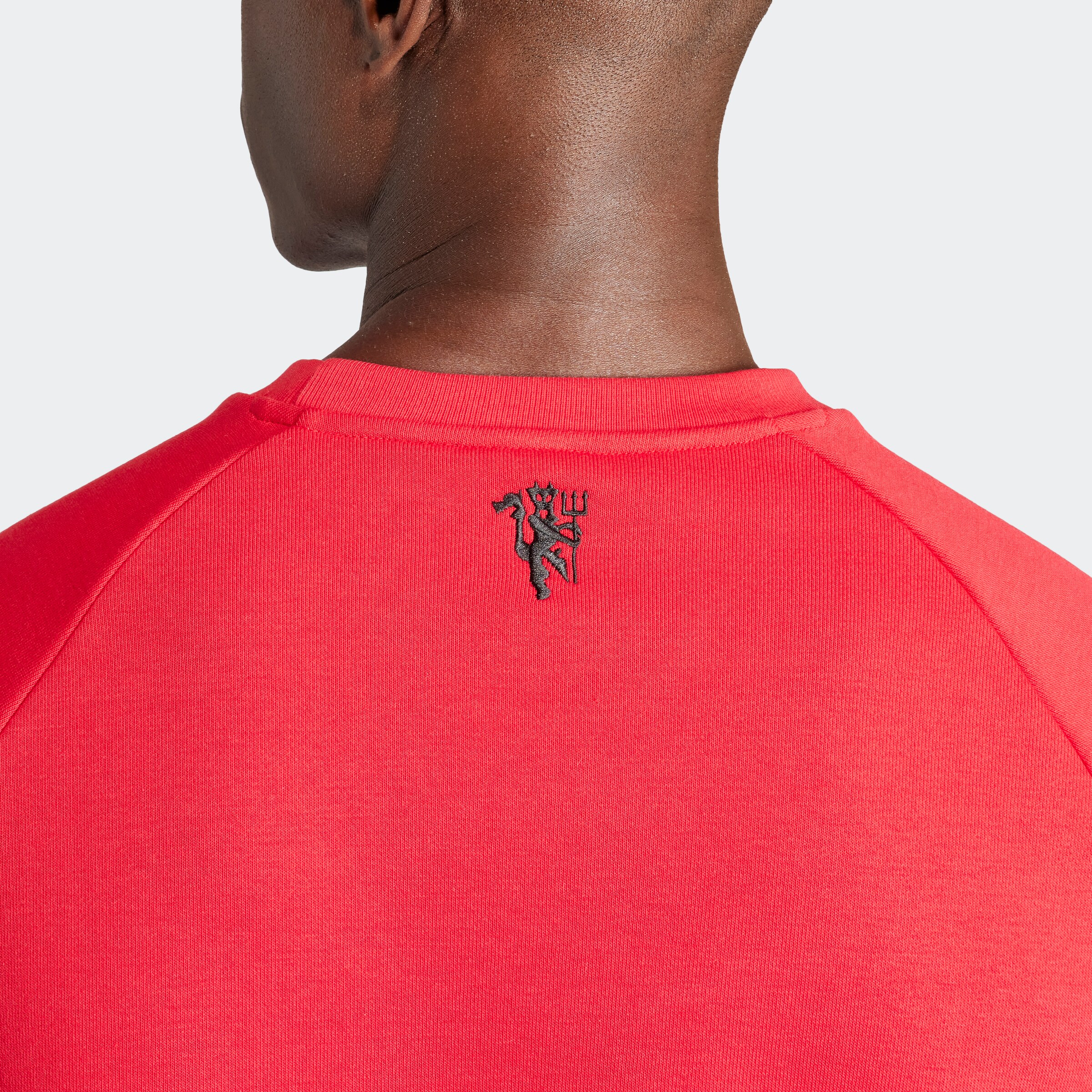 Manchester United Essentials Trefoil Crew Sweatshirt Red Detail [4-4]