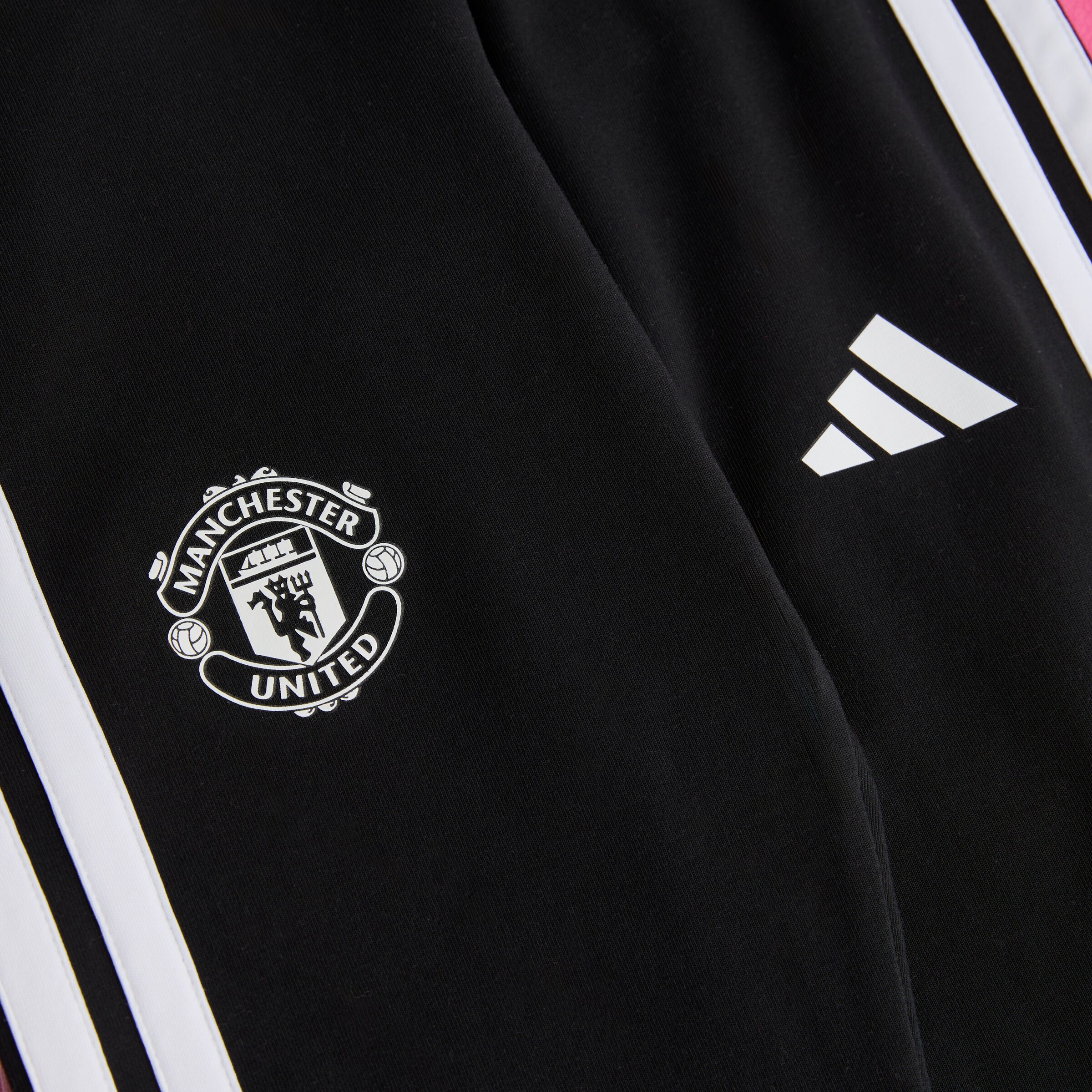 Manchester United x adidas Kids Essentials Tiberio 3-Stripes Fleece Leggings Set Pink Rose Détail [4-4]