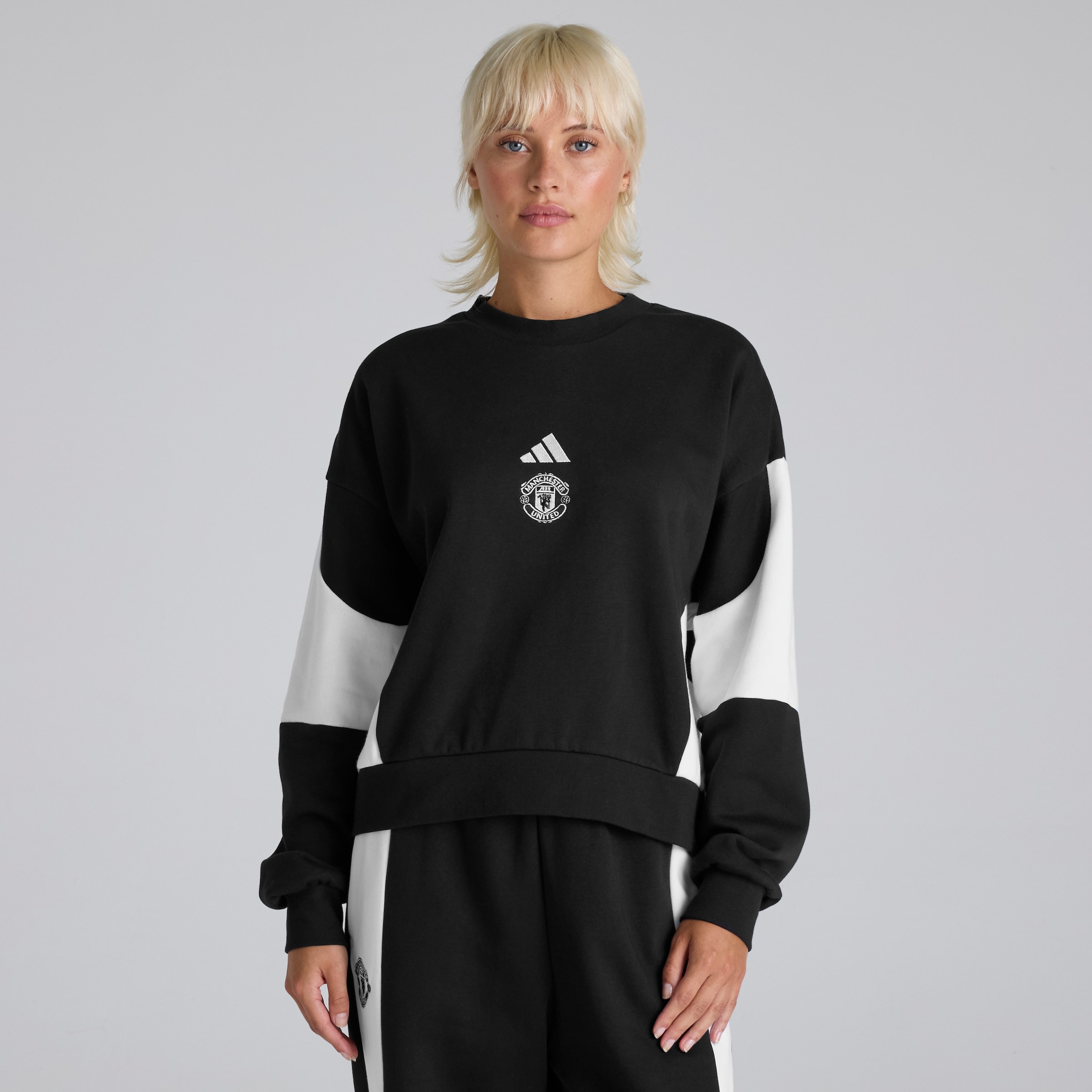 Manchester United x adidas Womens Laziday Tracksuit Black Noir Détail [3-6]