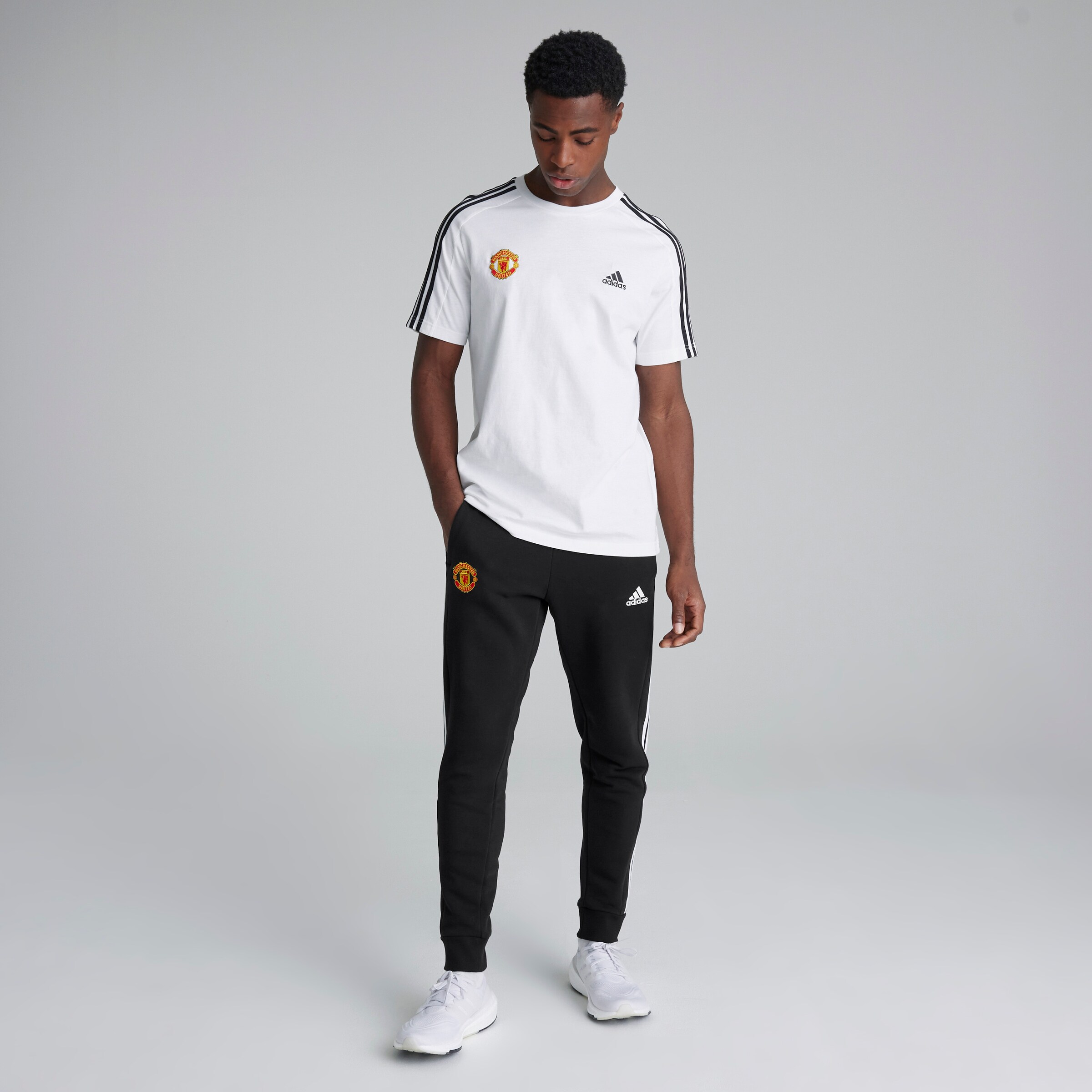 Manchester United x adidas Essentials Fleece 3-Stripes Joggers Black Noir Détail [3-5]