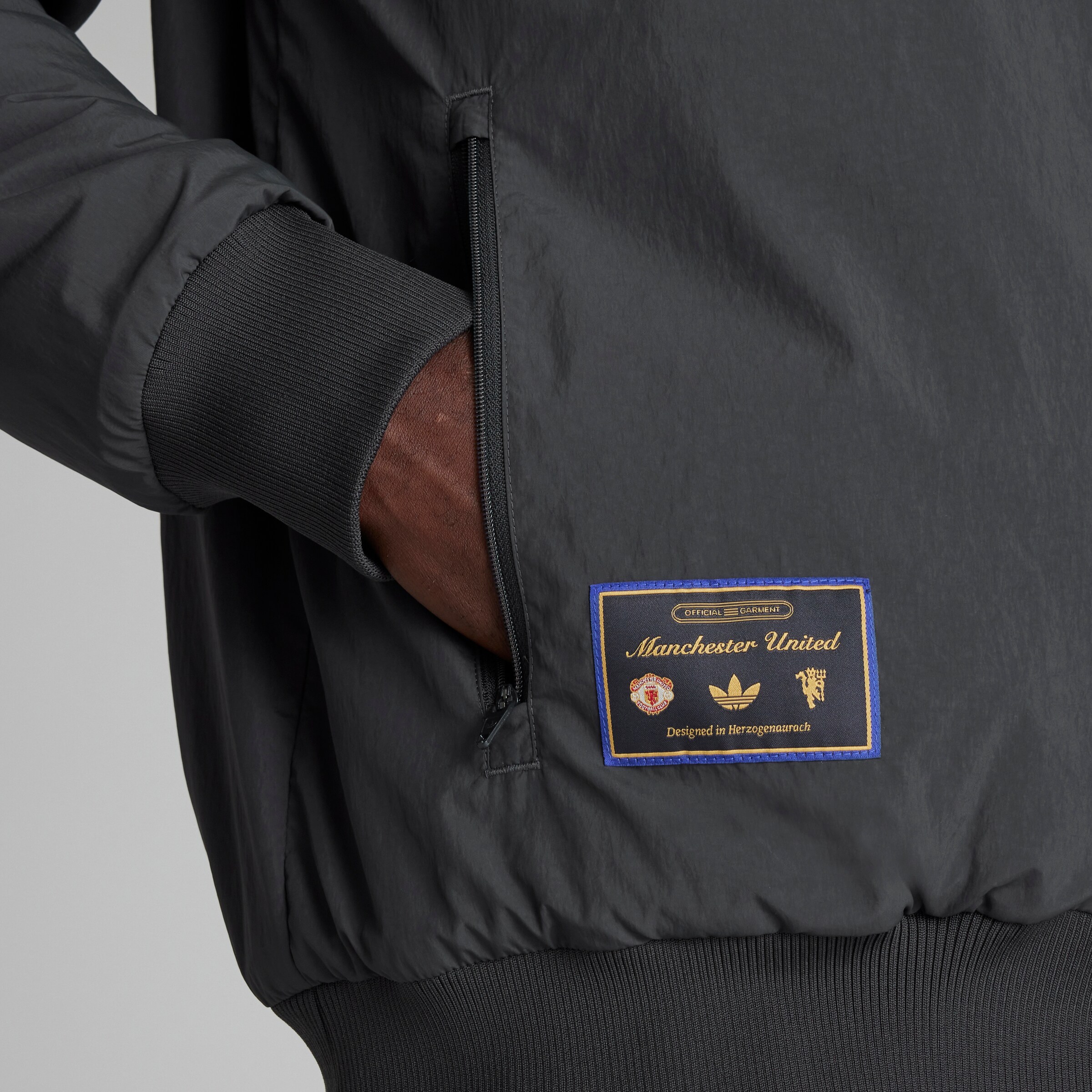 Manchester United Terrace Icons Jacket Grau Detail [6-7]