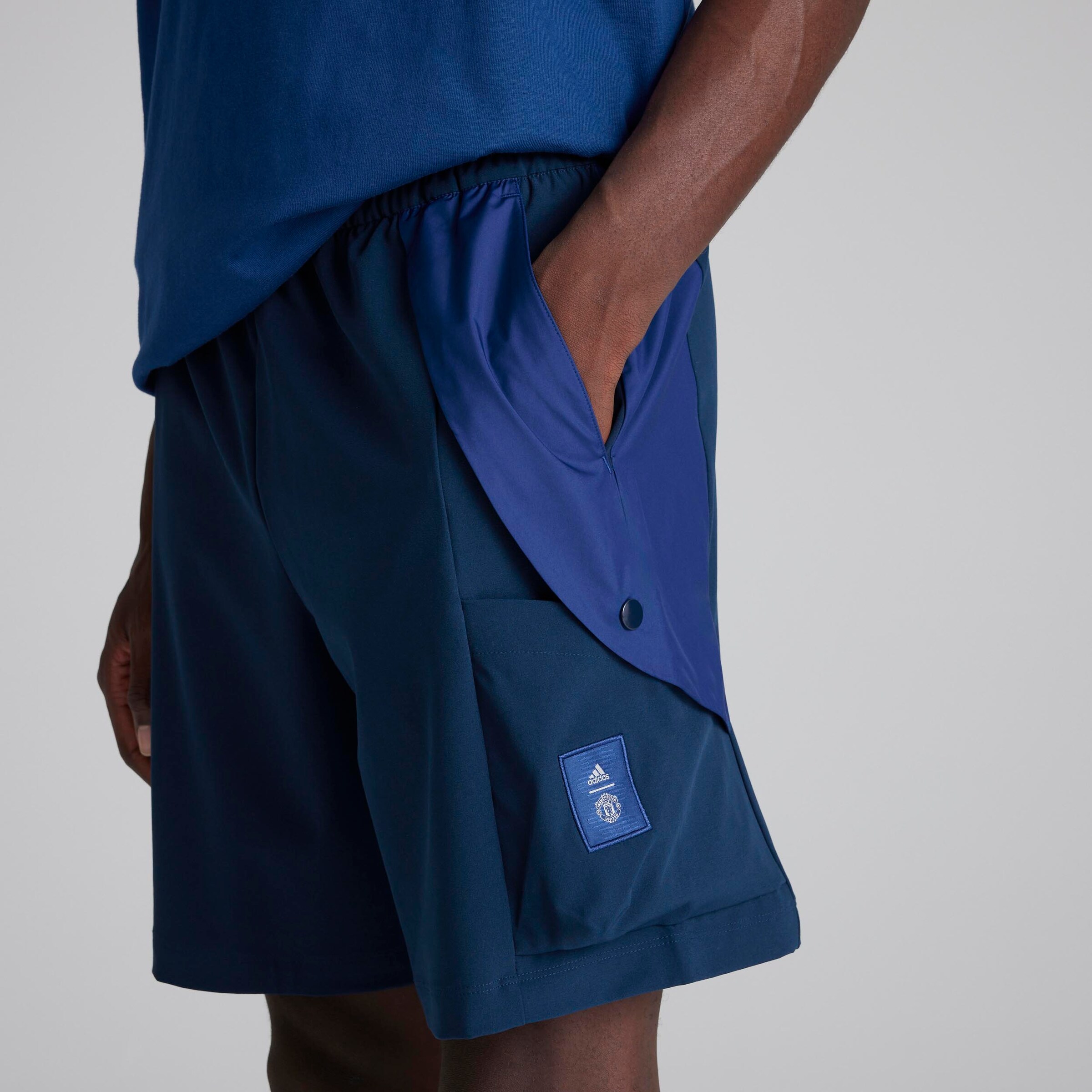 Manchester United x adidas Mens SZN Cargo Shorts Blue Bleu Détail [4-5]