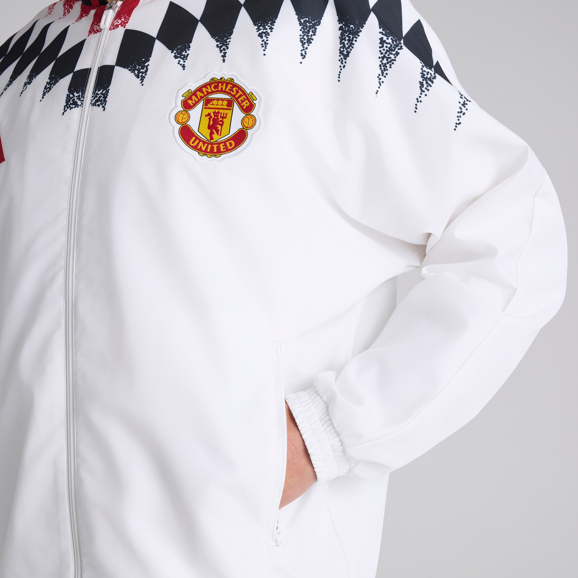 Manchester United x adidas Stadium Track Top White Blanco Detalle [4-5]