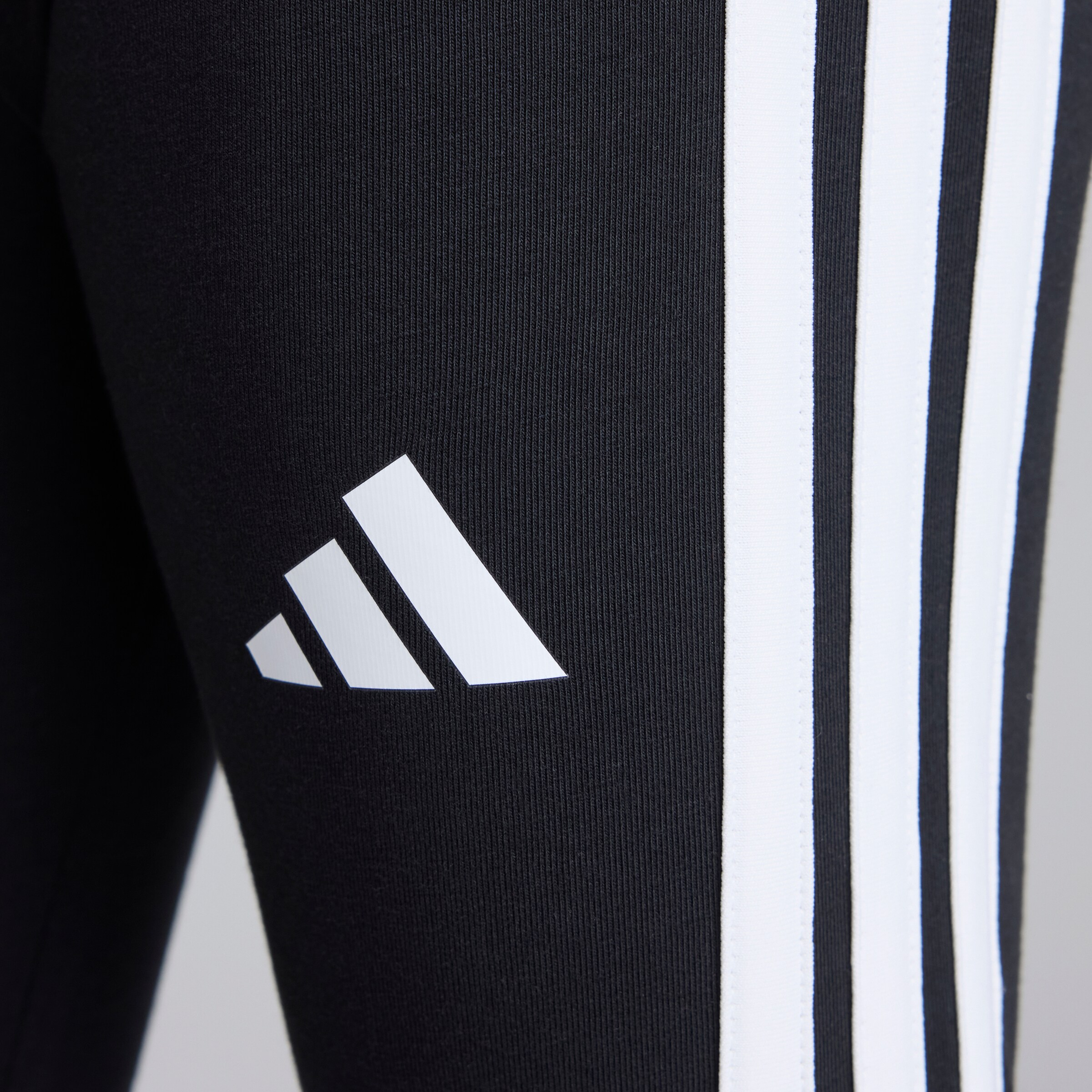 Manchester United x adidas Kids Essentials 3-Stripes Leggings Black Noir Détail [4-5]