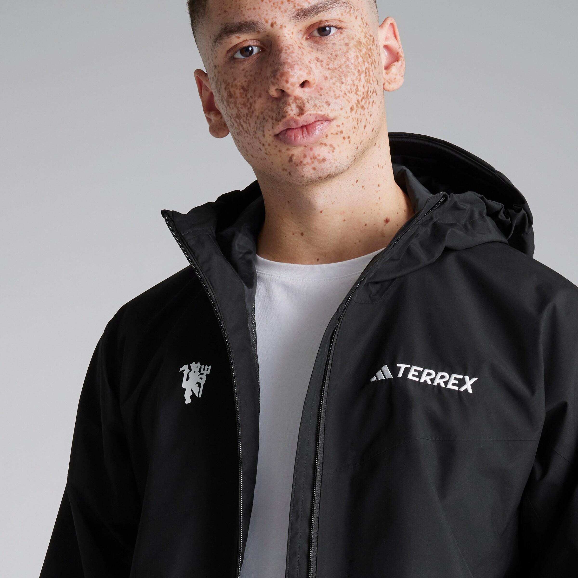 Manchester United x adidas Terrex Xperior 2L GORE-TEX Performance Jacket Black Black Detail [4-5]