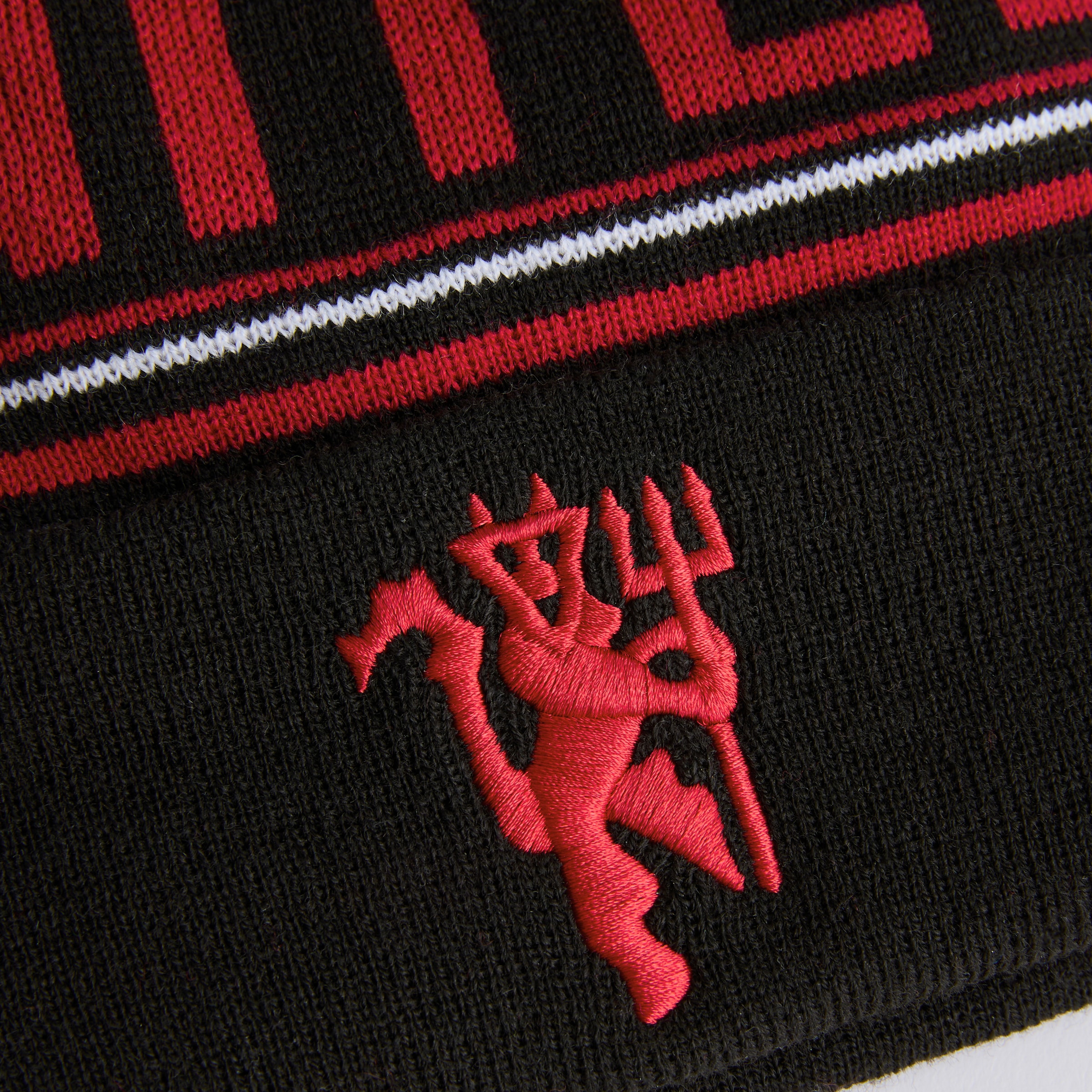 Manchester United x New Era Stripe Cuff Beanie Black Black Detail [3-4]