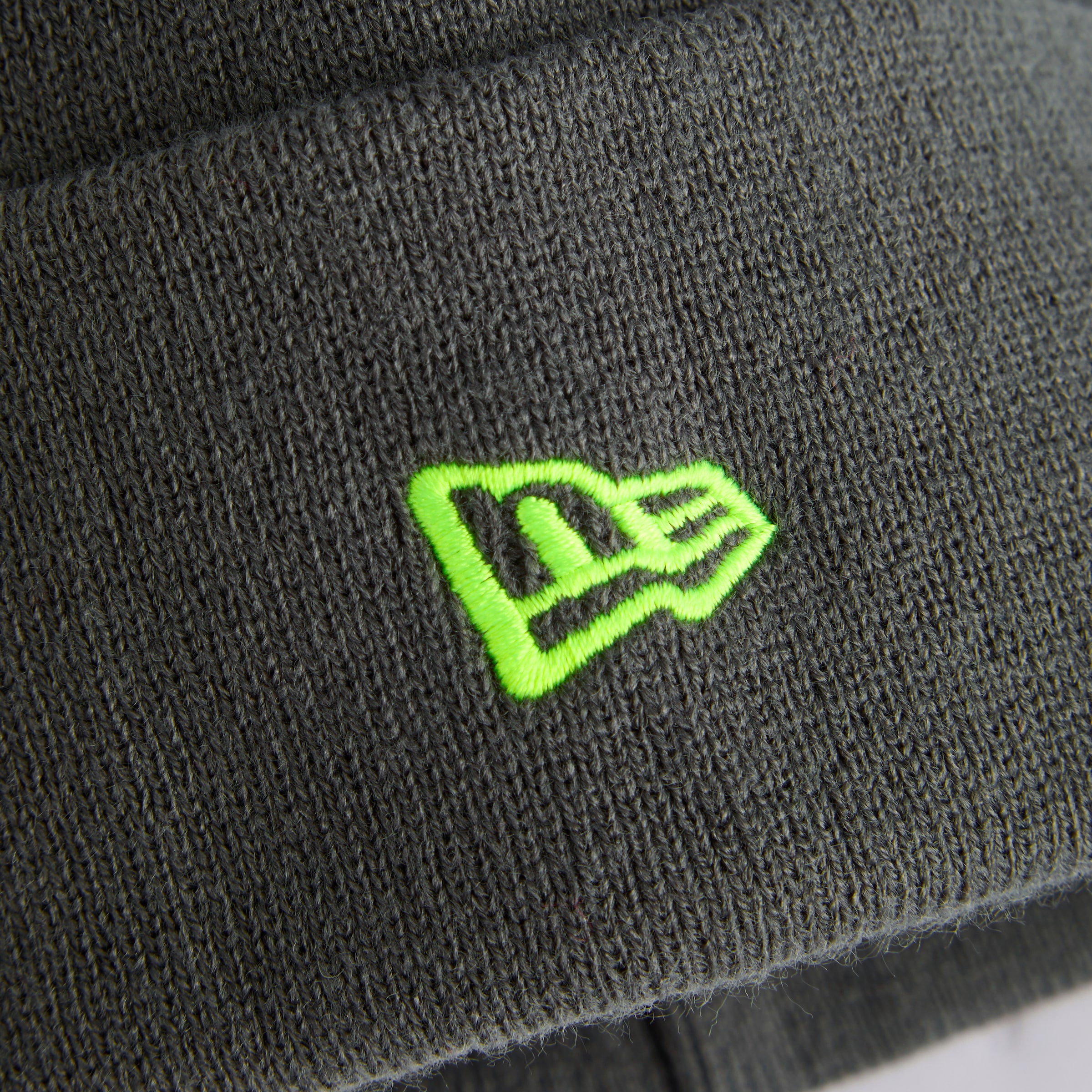 Manchester United x New Era Neon Crest Beanie Grey Grey Detail [3-4]