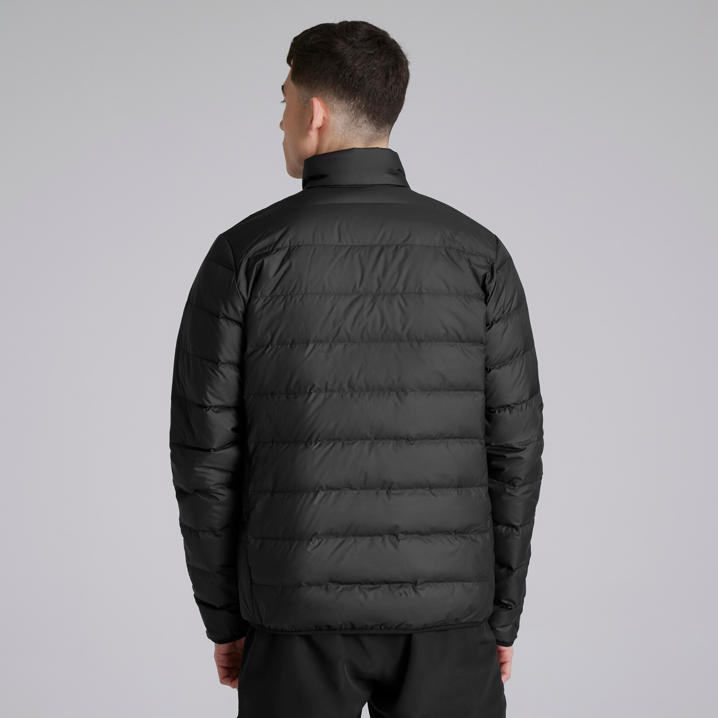 Manchester United x adidas Essentials Light Down Jacket Black Noir Détail [2-5]