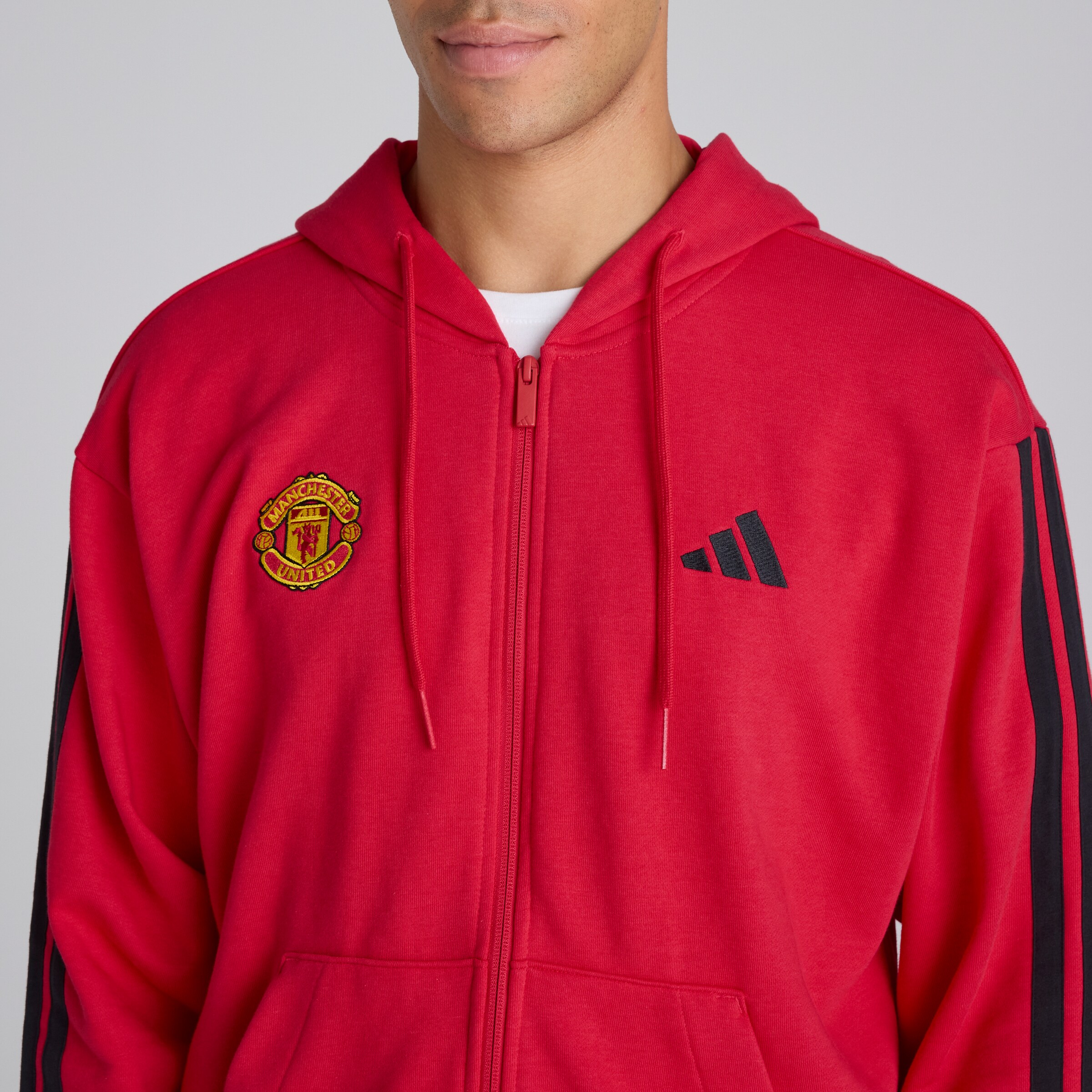 Manchester United x adidas Essentials 3-Stripes Full-Zip Hoodie Red Rouge Détail [4-6]