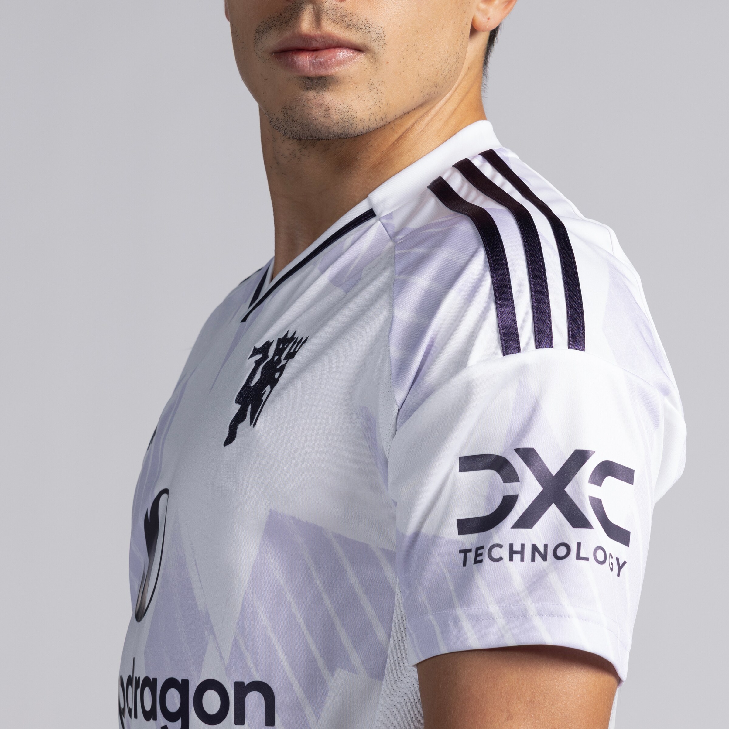 Manchester United 25/26 Home Jersey with Martinez 6 EPL Printing & Badge Blanc Détail [5-5]