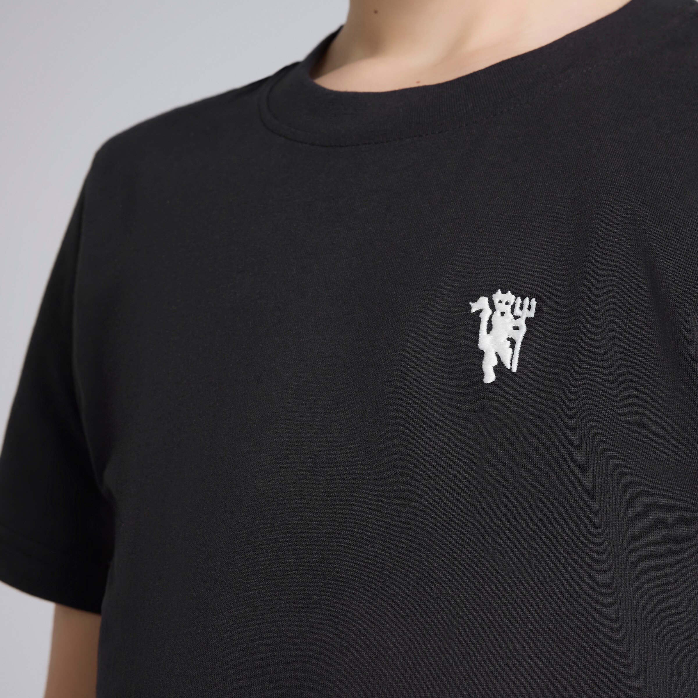 Manchester United Kids Devil Essentials T-Shirt Black Noir Détail [4-4]