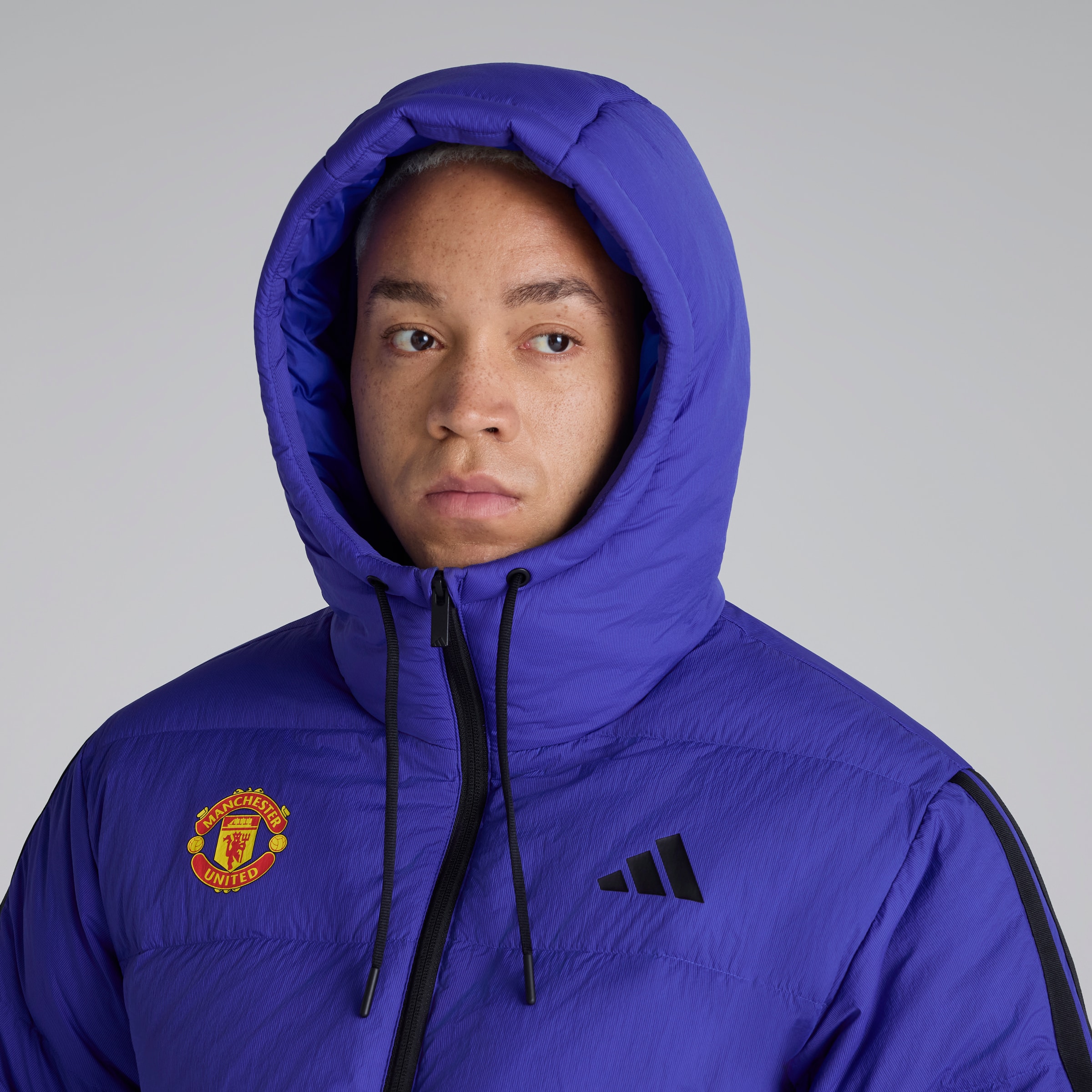 Manchester United x adidas Essentials 3-Stripes CLIMAWARM Puffer Jacket Blue Blue Detail [5-5]