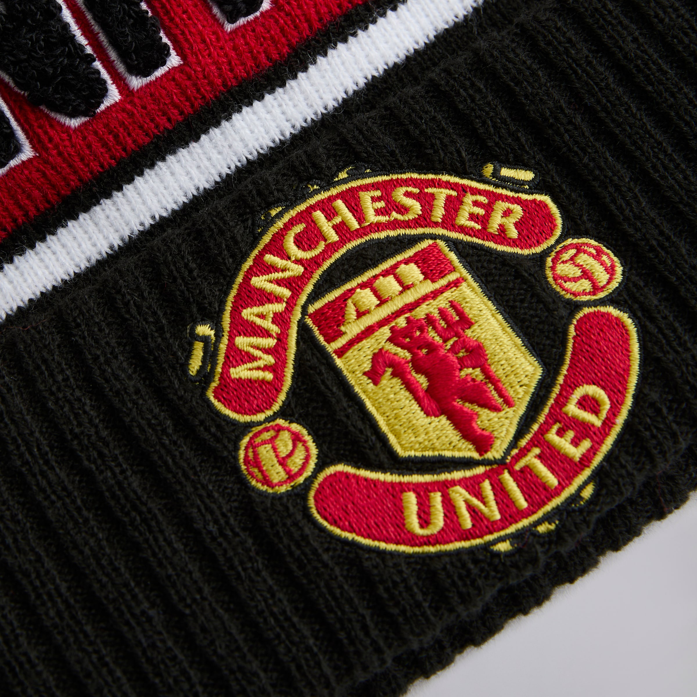 Manchester United x New Era Sport Knit Bobble Beanie Black Black Detail [3-4]