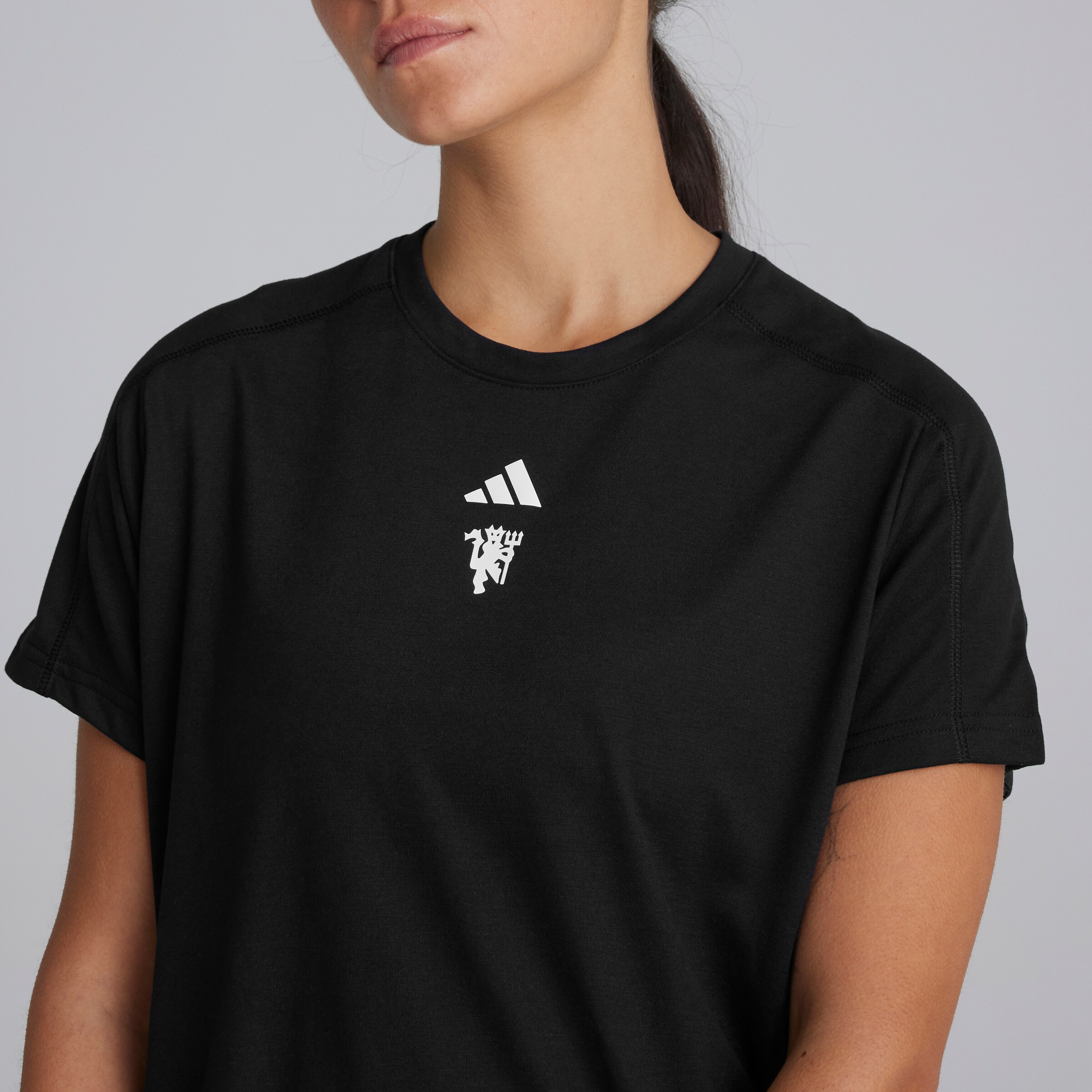 Manchester United x adidas Womens Essentials Training AEROREADY T-shirt Black Noir Détail [4-6]