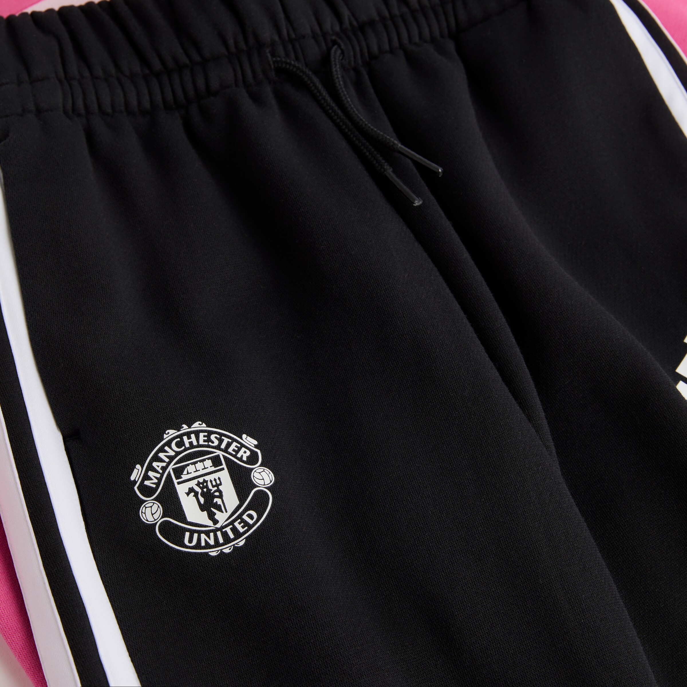 Manchester United x adidas Kids Essentials Tiberio 3-Stripes Fleece Tracksuit Pink/Black Detail [4-4]