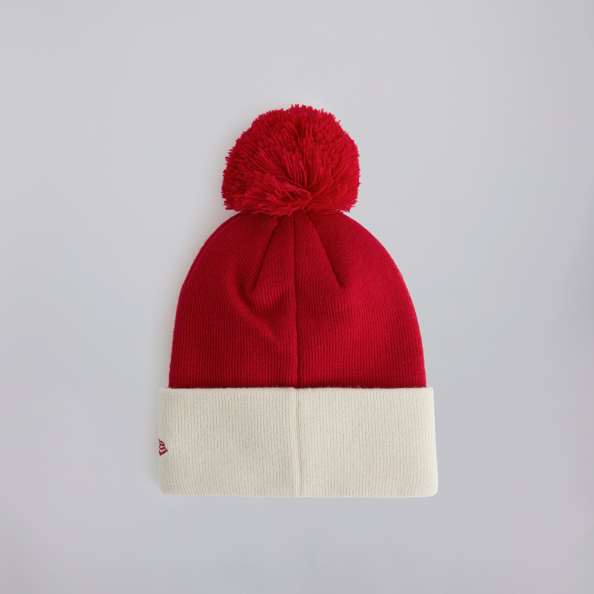 Manchester United x New Era Kids Contrast Bobble Beanie Red Beige Detalle [2-4]