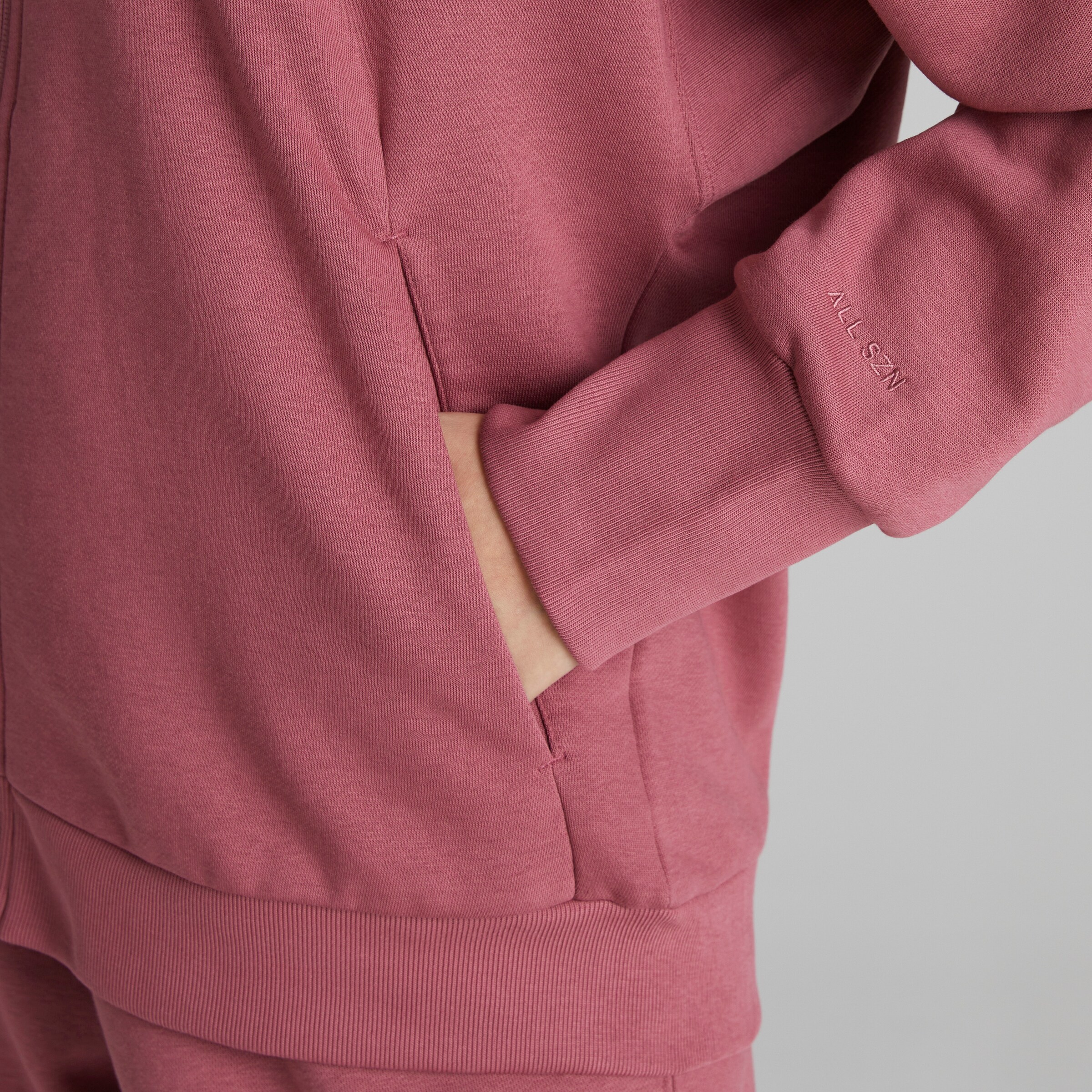 Manchester United x adidas Womens ALL SZN Fleece Full Zip Hoodie Burgundy Rouge Détail [4-6]