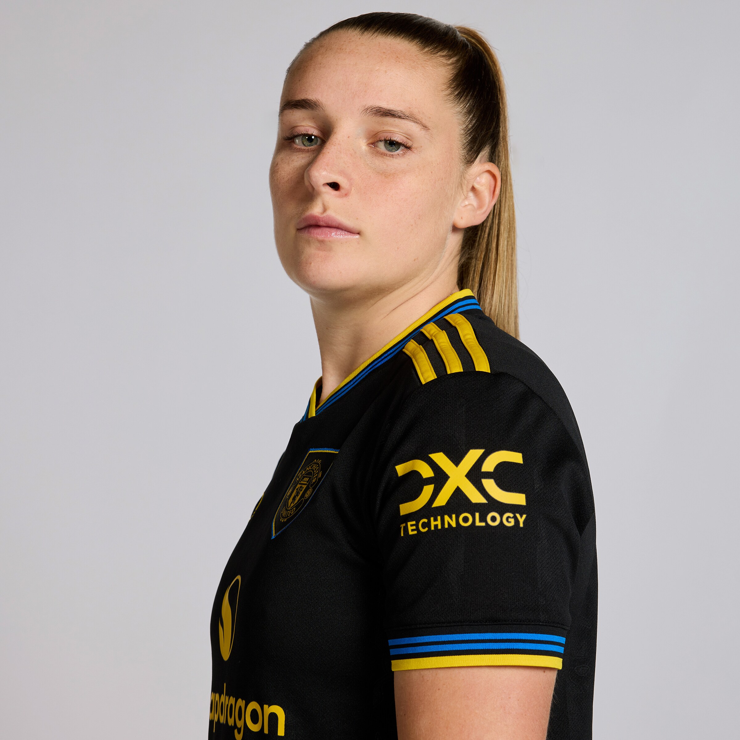 Manchester United 25/26 Womens Third Jersey Black Detail [4-5]