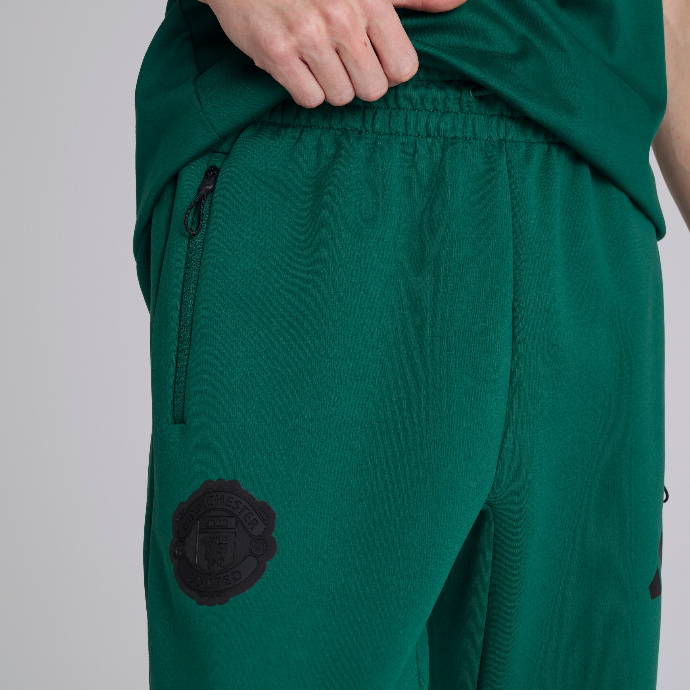 Manchester United x adidas Z.N.E. Tracksuit Bottoms Green Vert Détail [5-7]