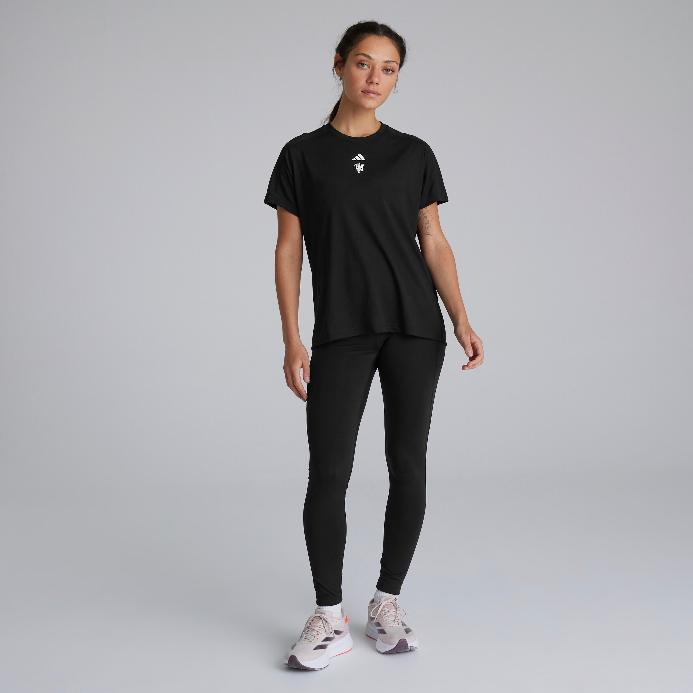Manchester United x adidas Womens Essentials Training AEROREADY T-shirt Black Noir Détail [3-6]