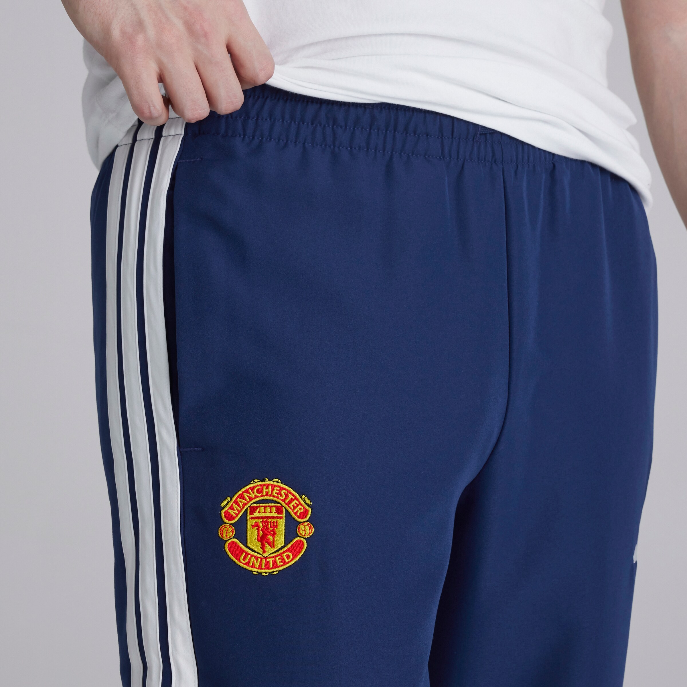 Manchester United x adidas Essentials 3-Stripes Woven Tracksuit Blue Bleu Détail [6-6]