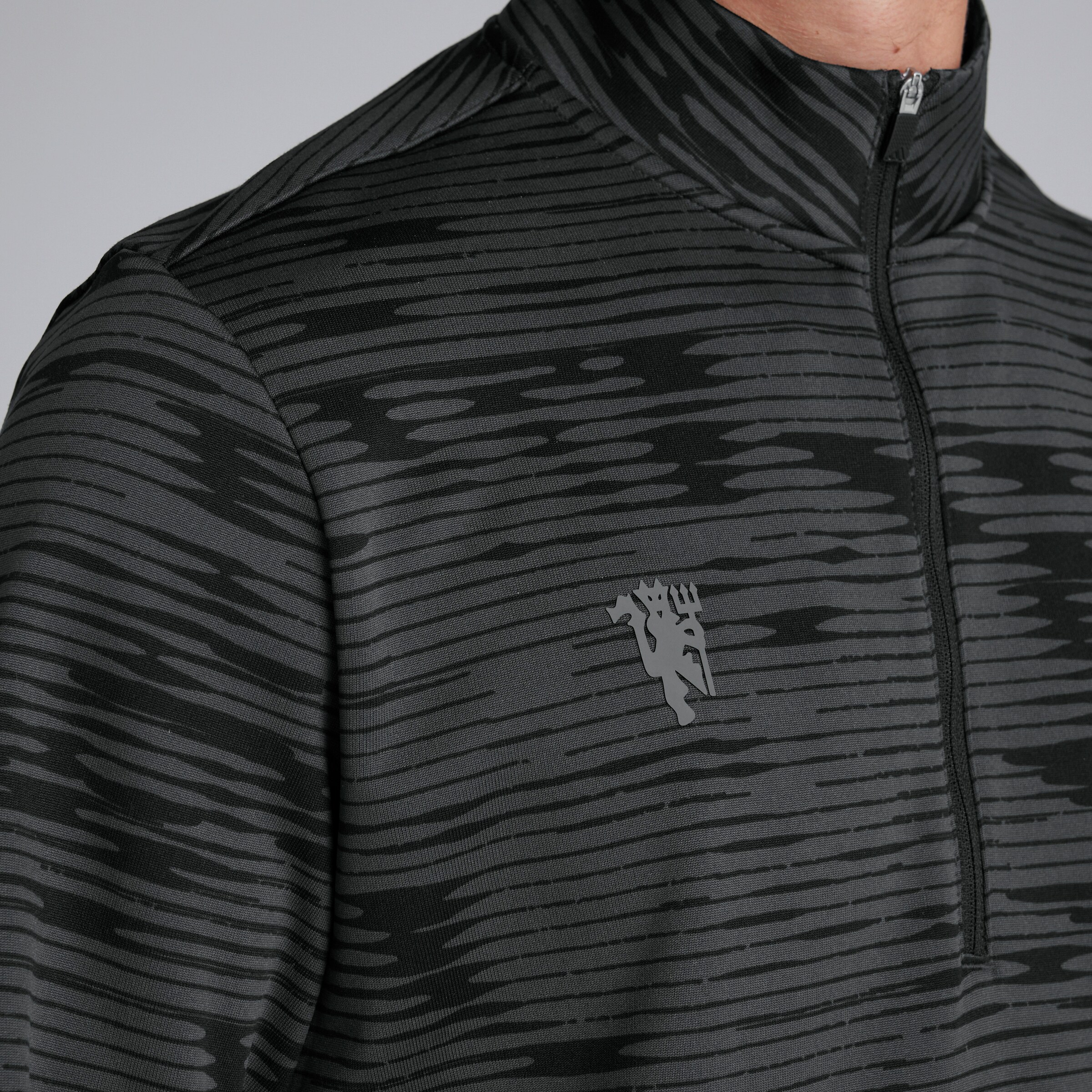 Manchester United x adidas Mens Golf Ultimate365 Linear Stripe 1/4 Zip Sweatshirt Grey Détail [5-5]