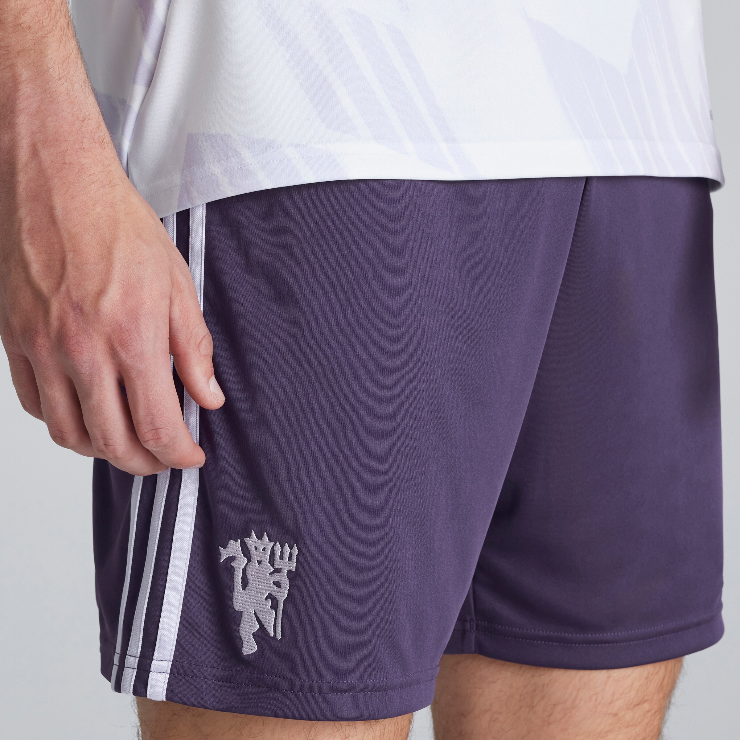 Manchester United 25/26 Away Shorts Violet Détail [5-5]
