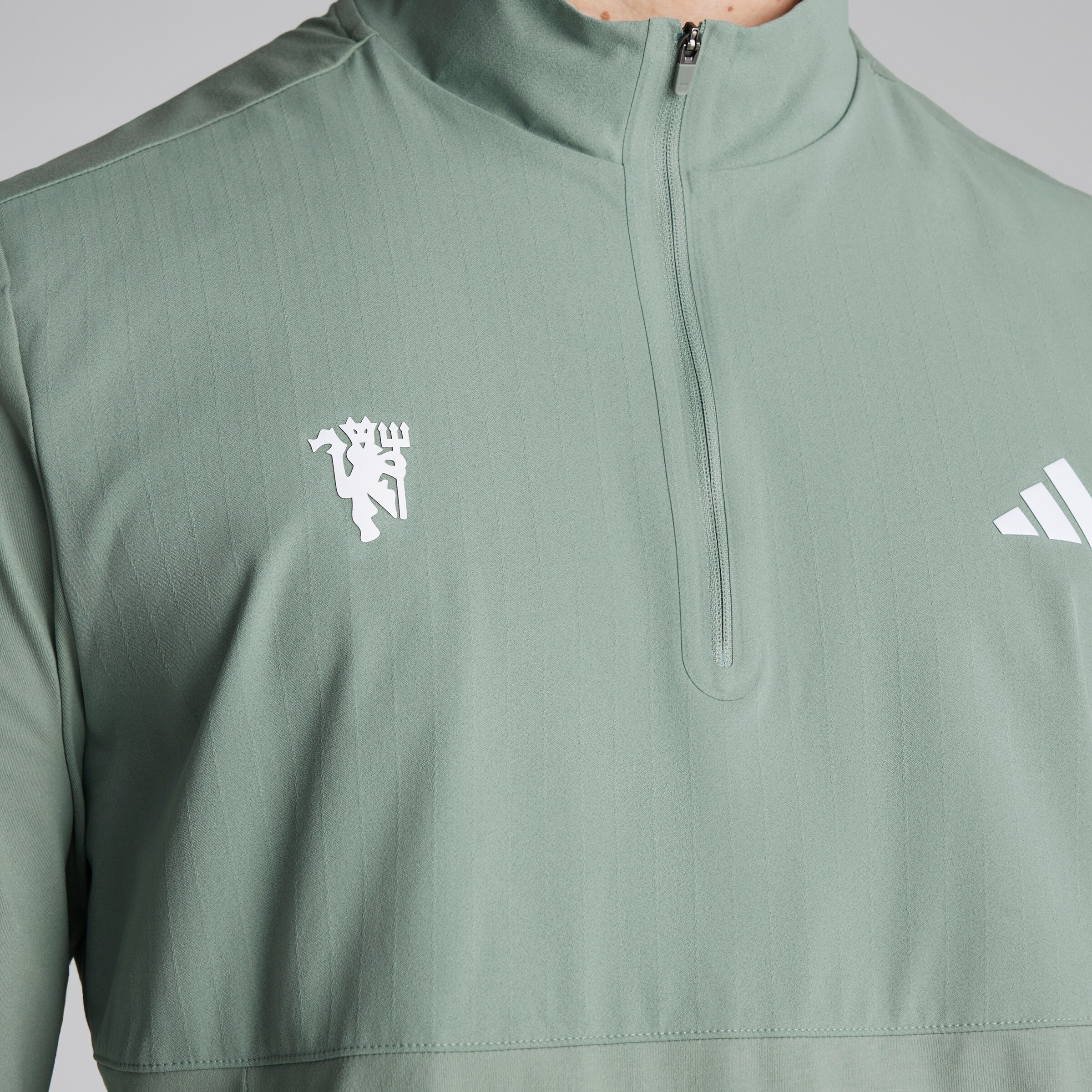 Manchester United x adidas Golf Ultimate365 Tour 1/4 Zip Sweatshirt Green Green Detail [5-5]