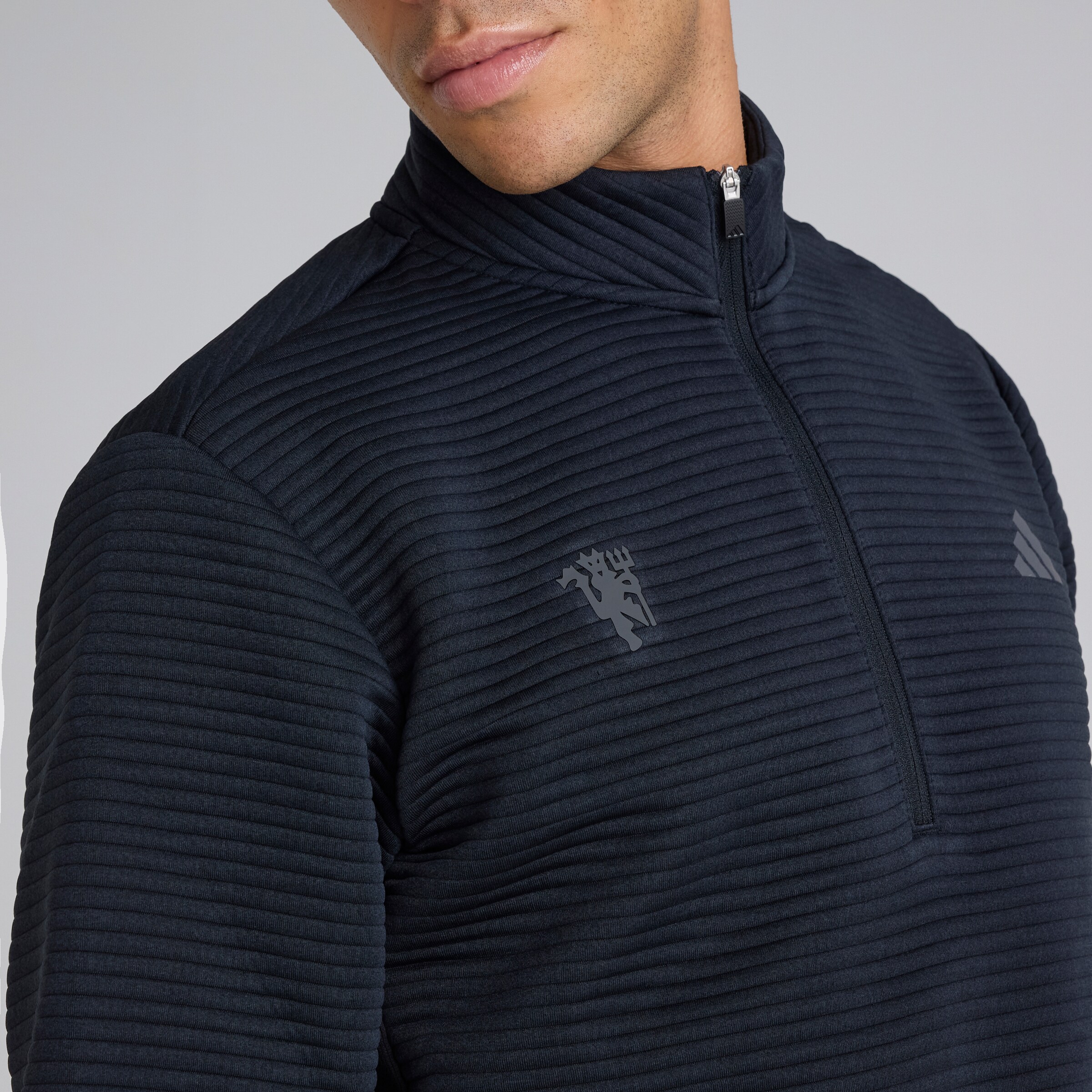 Manchester United x adidas Golf Ultimate365 DWR Textured 1/4-Zip Sweatshirt Black Noir Détail [4-5]