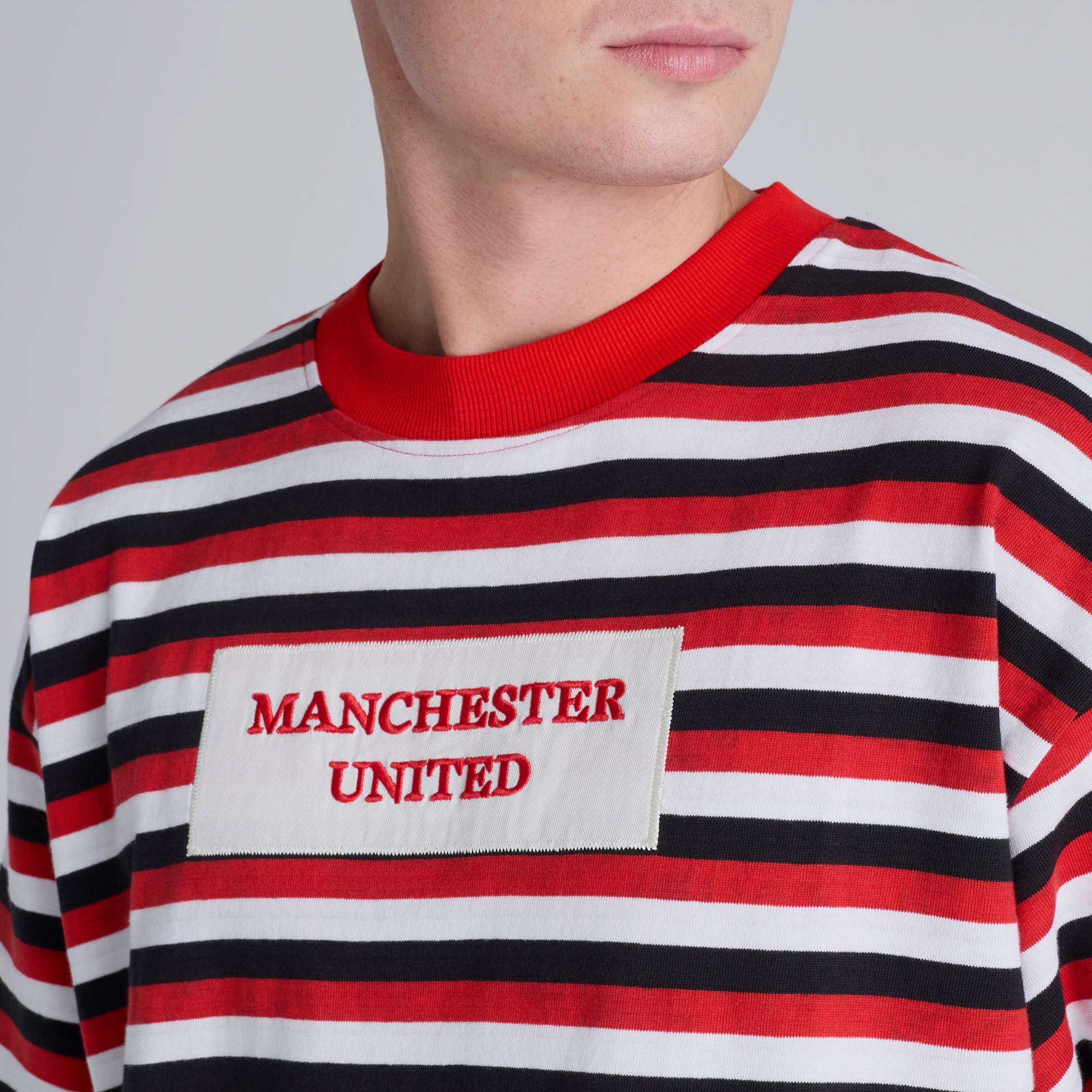 Manchester United Club Colours Stripe T-Shirt Red Rouge Détail [4-5]