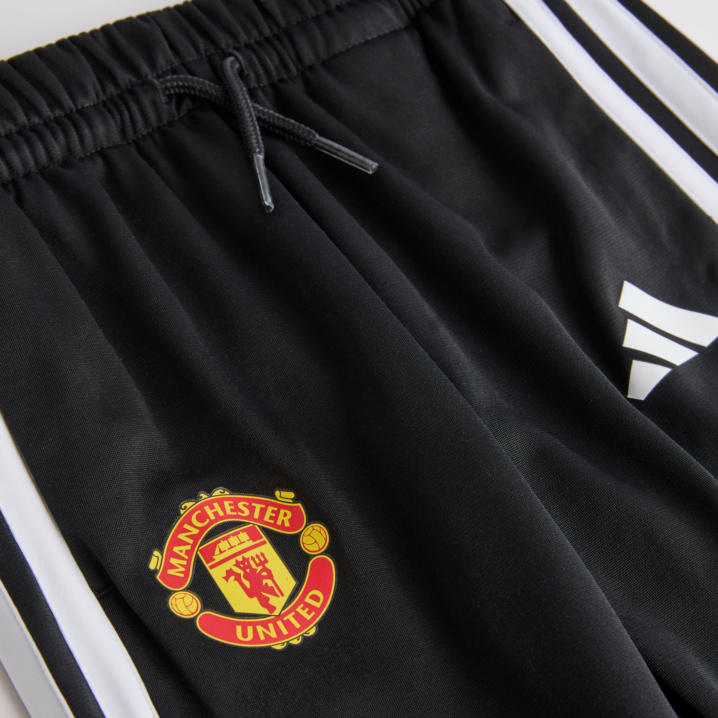 Manchester United x adidas Little Kids Essentials Tiberio 3-Stripes Tricot Tracksuit Black 黑色 细节 [3-4]