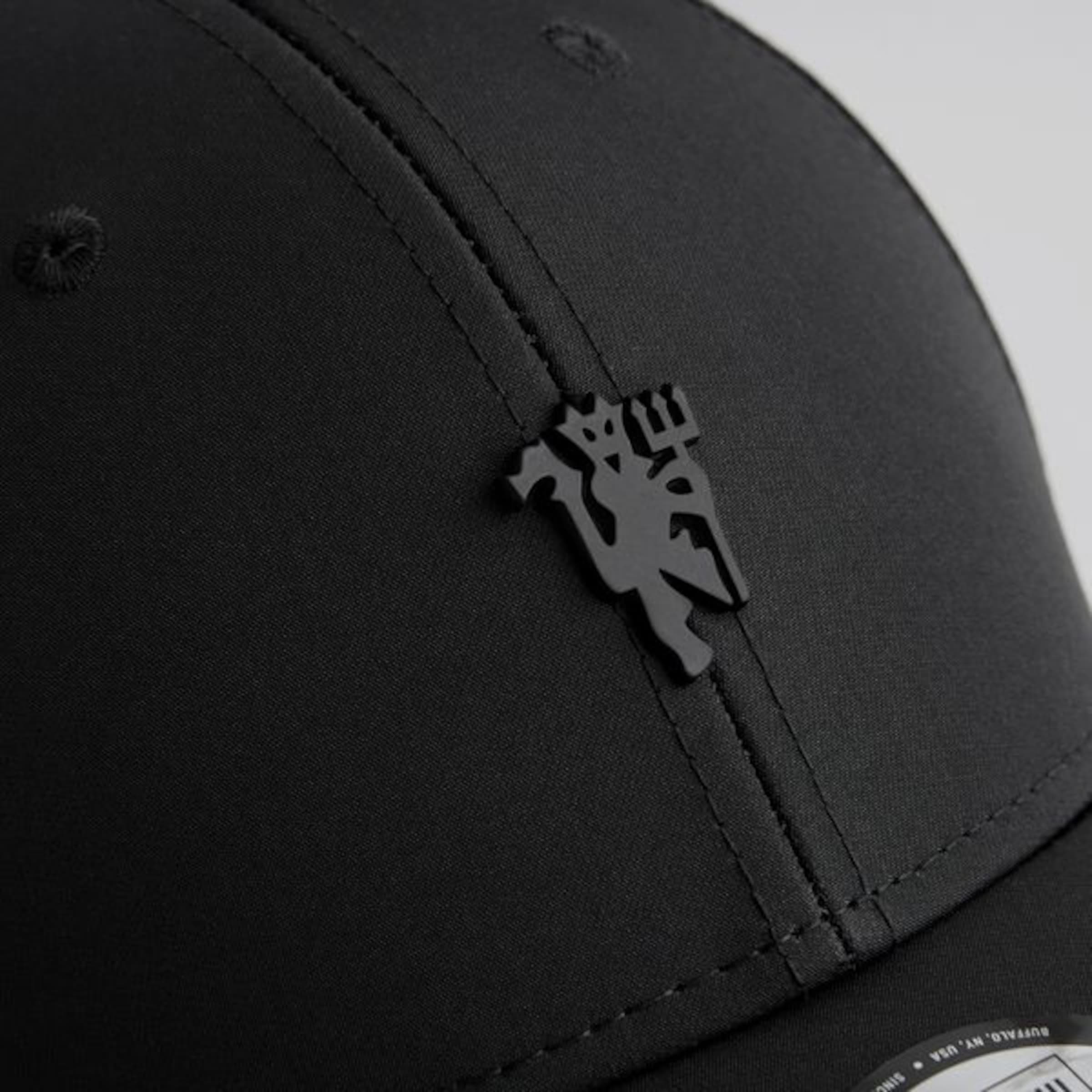 Manchester United x New Era Metal Devil Trucker Cap Black Black Detail [5-5]