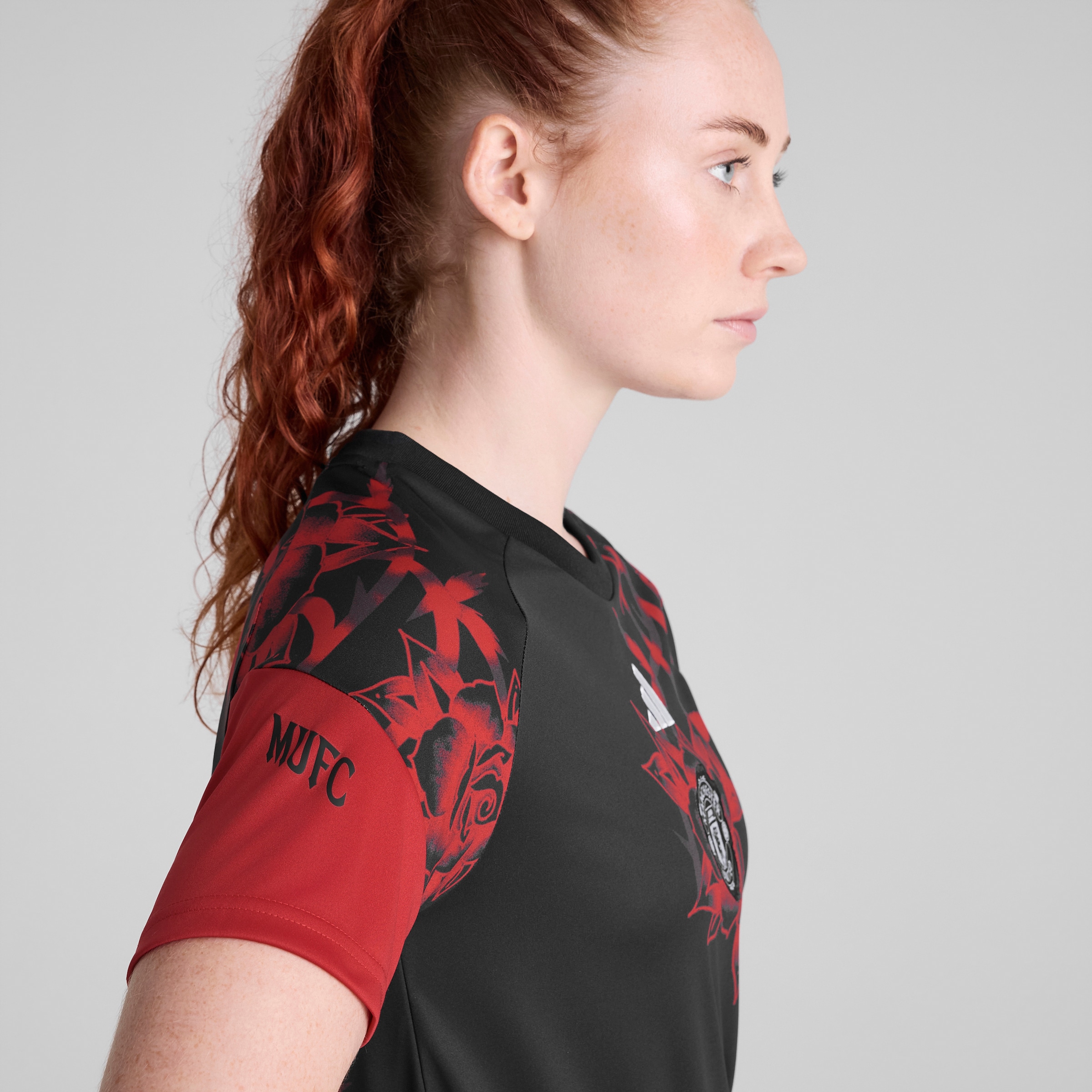 Manchester United Womens 26/27 Home Pre Match Jersey Red Detail [5-5]