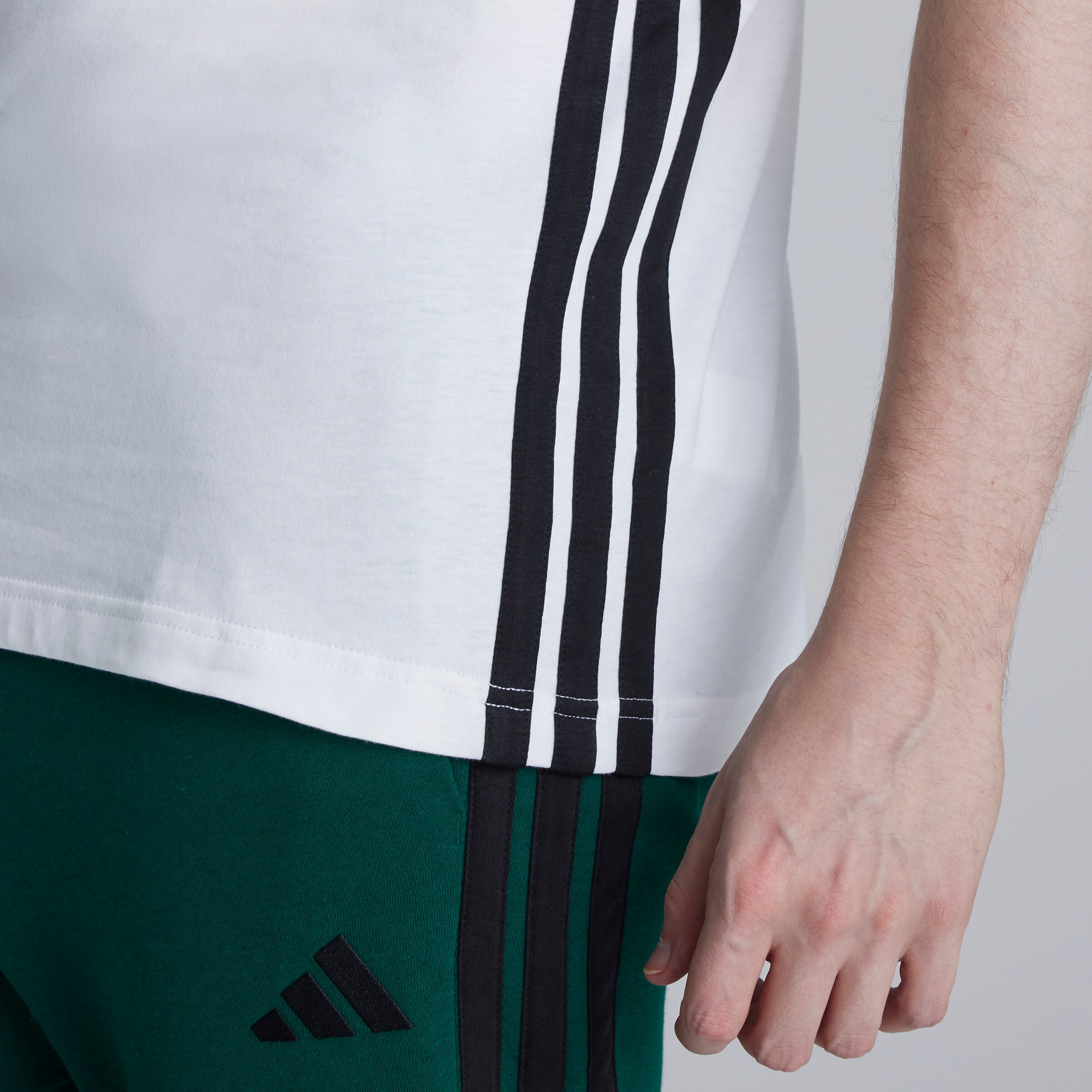 Manchester United x adidas Essentials 3-Stripes Single Jersey T-Shirt White Blanc Détail [5-5]