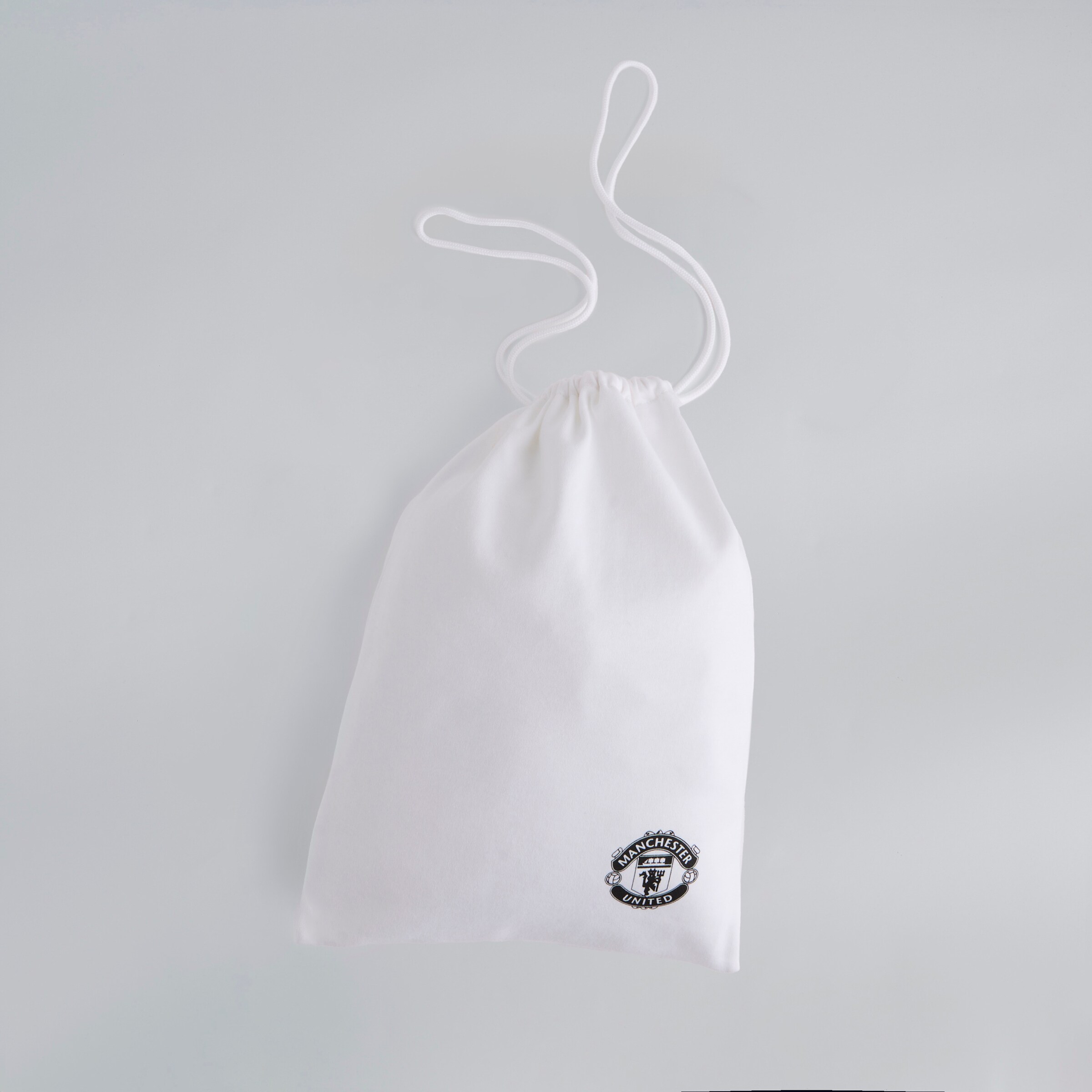 Manchester United Baby Ditsy Print Sleepsuit, Bodysuit, Bib & Hat Gift Bag Set White Multi Detail [4-4]