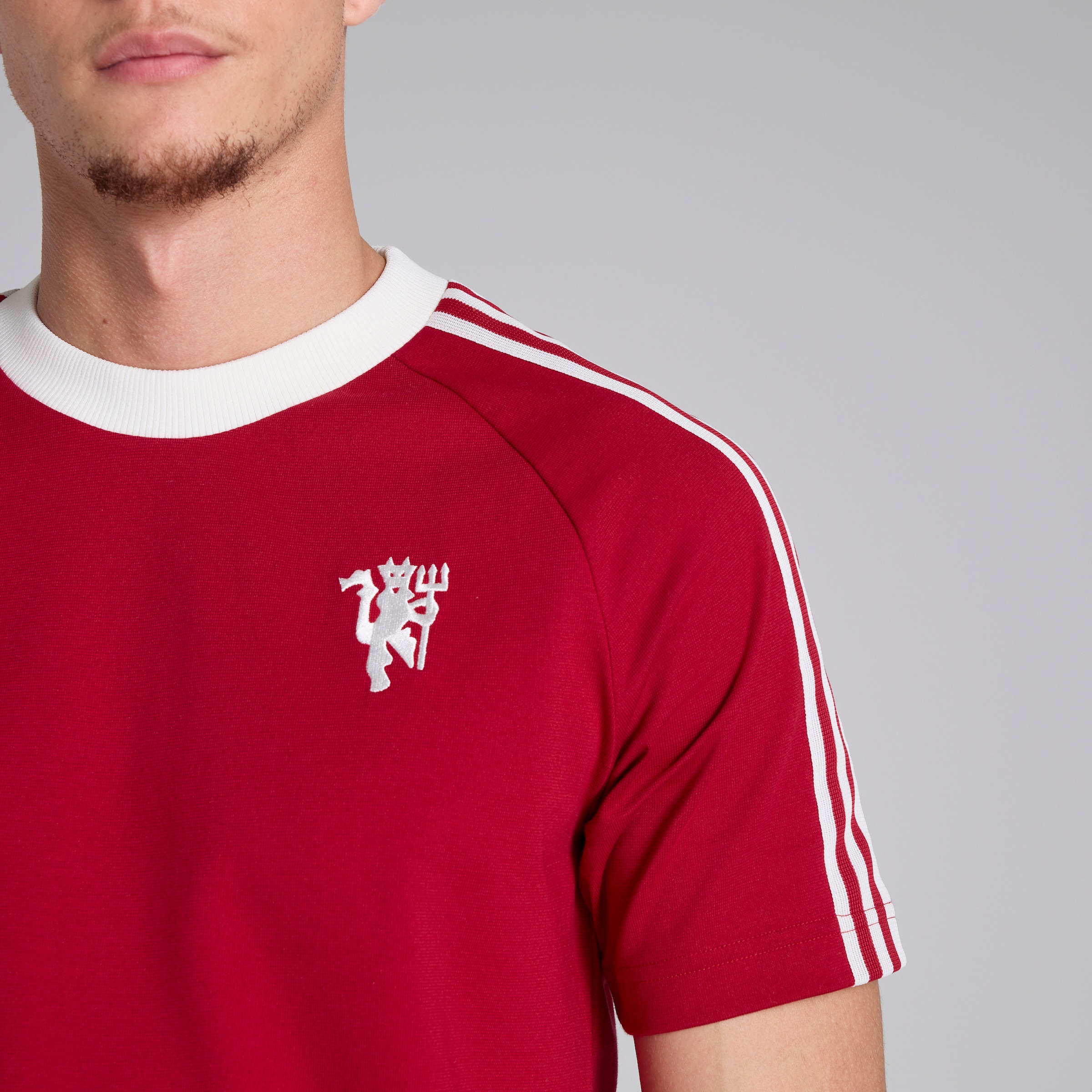 Manchester United x adidas Originals T-Shirt Red Red Detail [4-5]