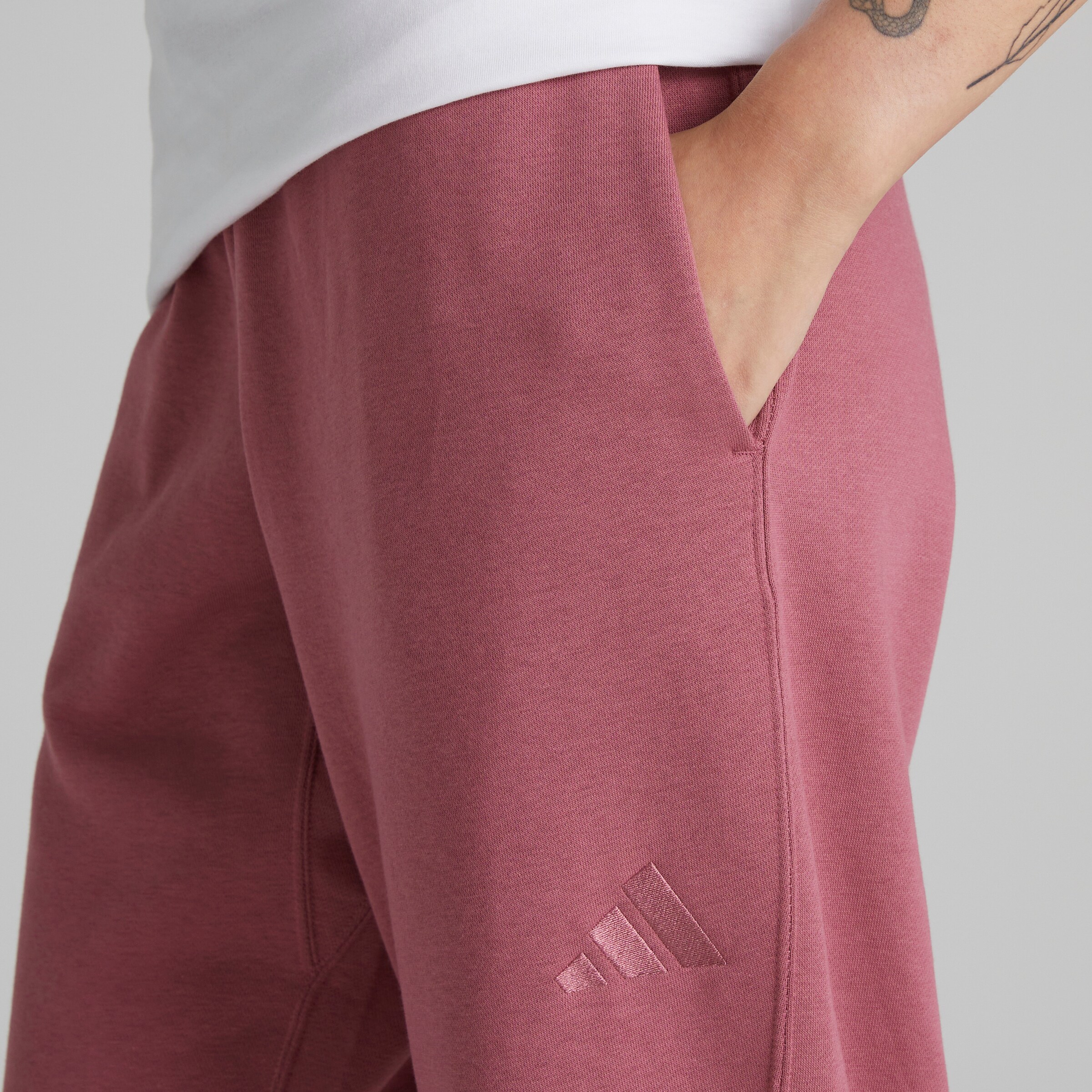 Manchester United x adidas Womens ALL SZN Fleece Loose Fit Joggers Burgundy Rouge Détail [4-5]