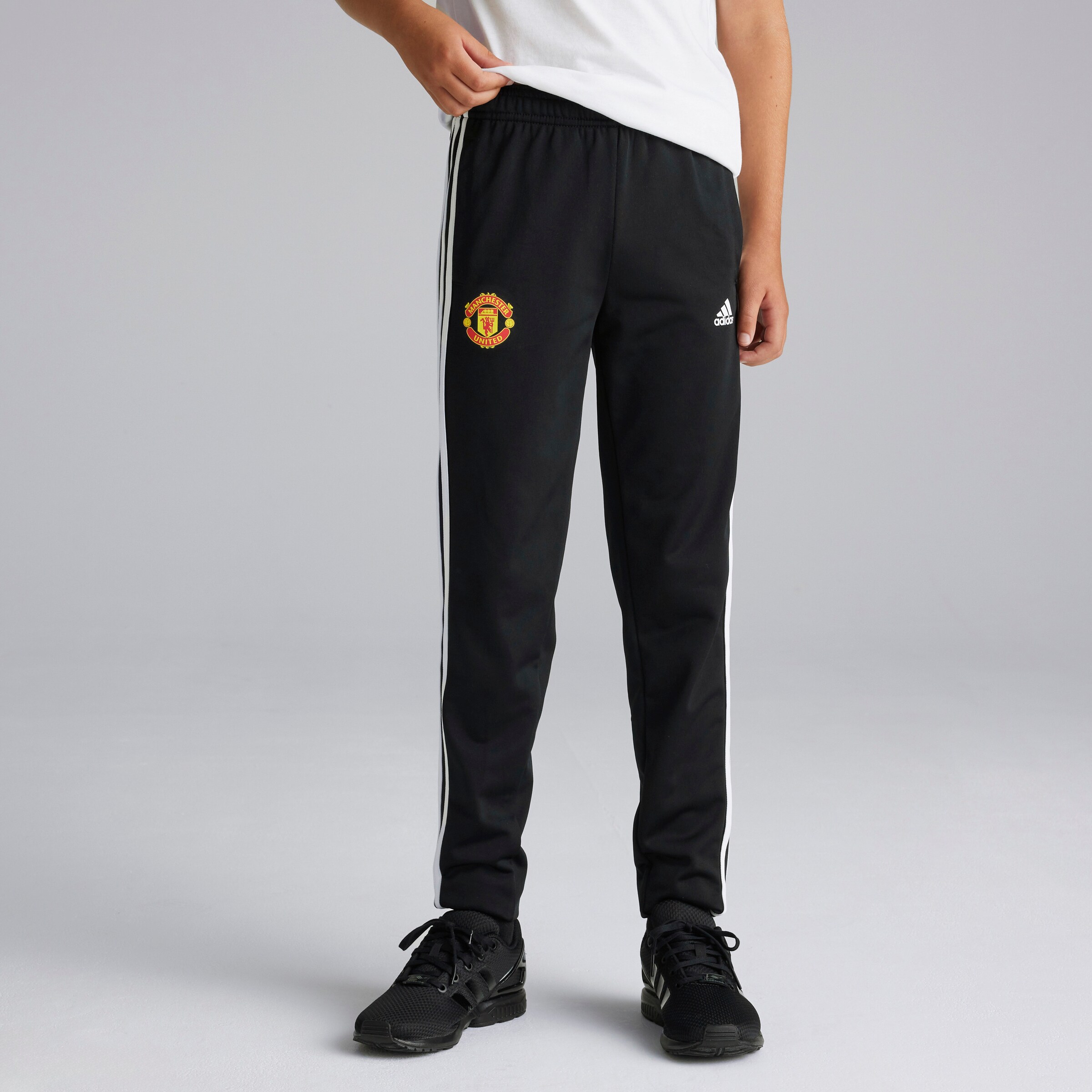 Manchester United x adidas SurvÃªtement 3-Stripes Essentials pour enfants Noir/Gris Noir Détail [10-10]