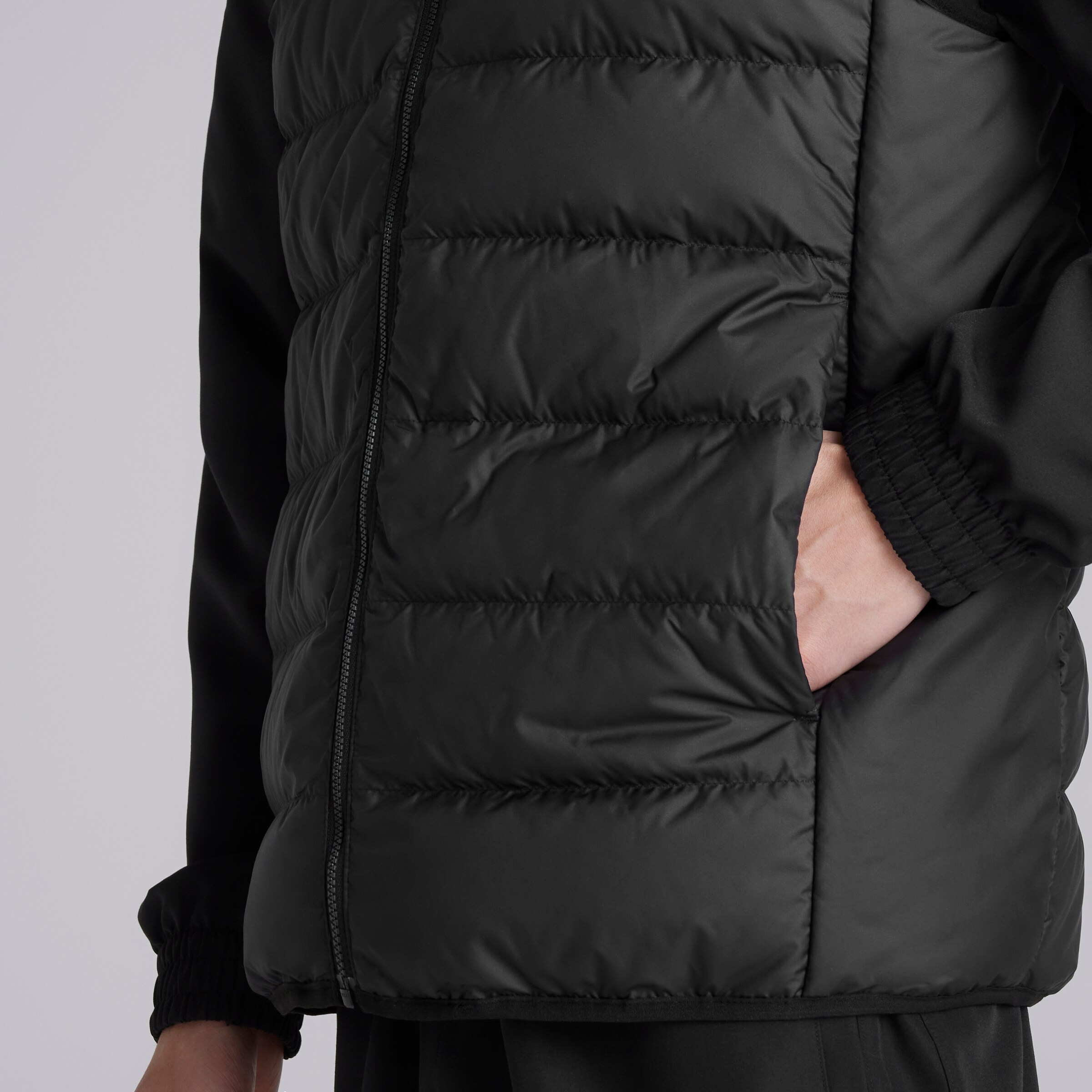 Manchester United x adidas Essentials 3-Stripes Light Down Gilet Black Black Detail [5-5]