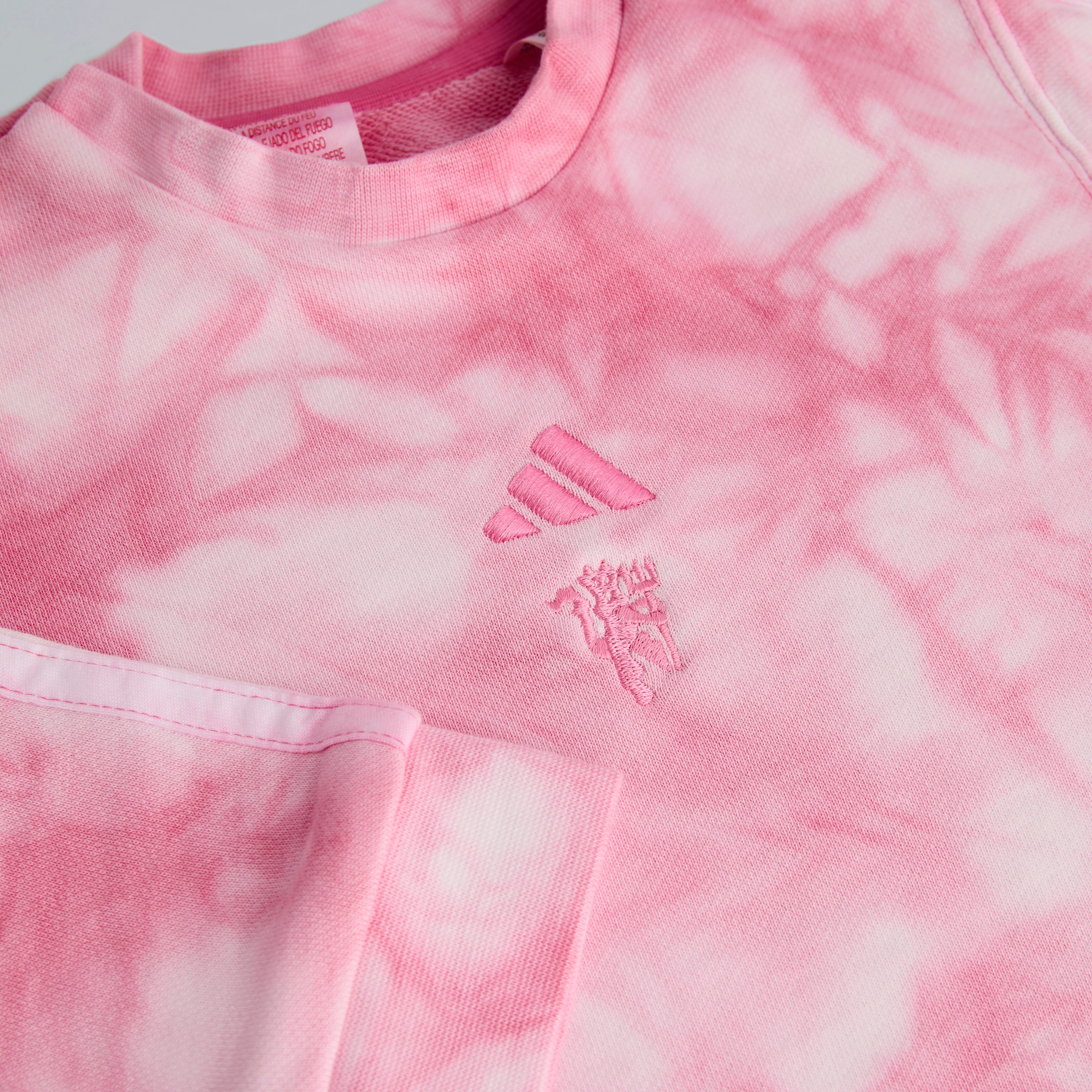 Manchester United x adidas Infant ALL SZN All Over Print Jogger Set Pink/White Pink Detail [3-4]