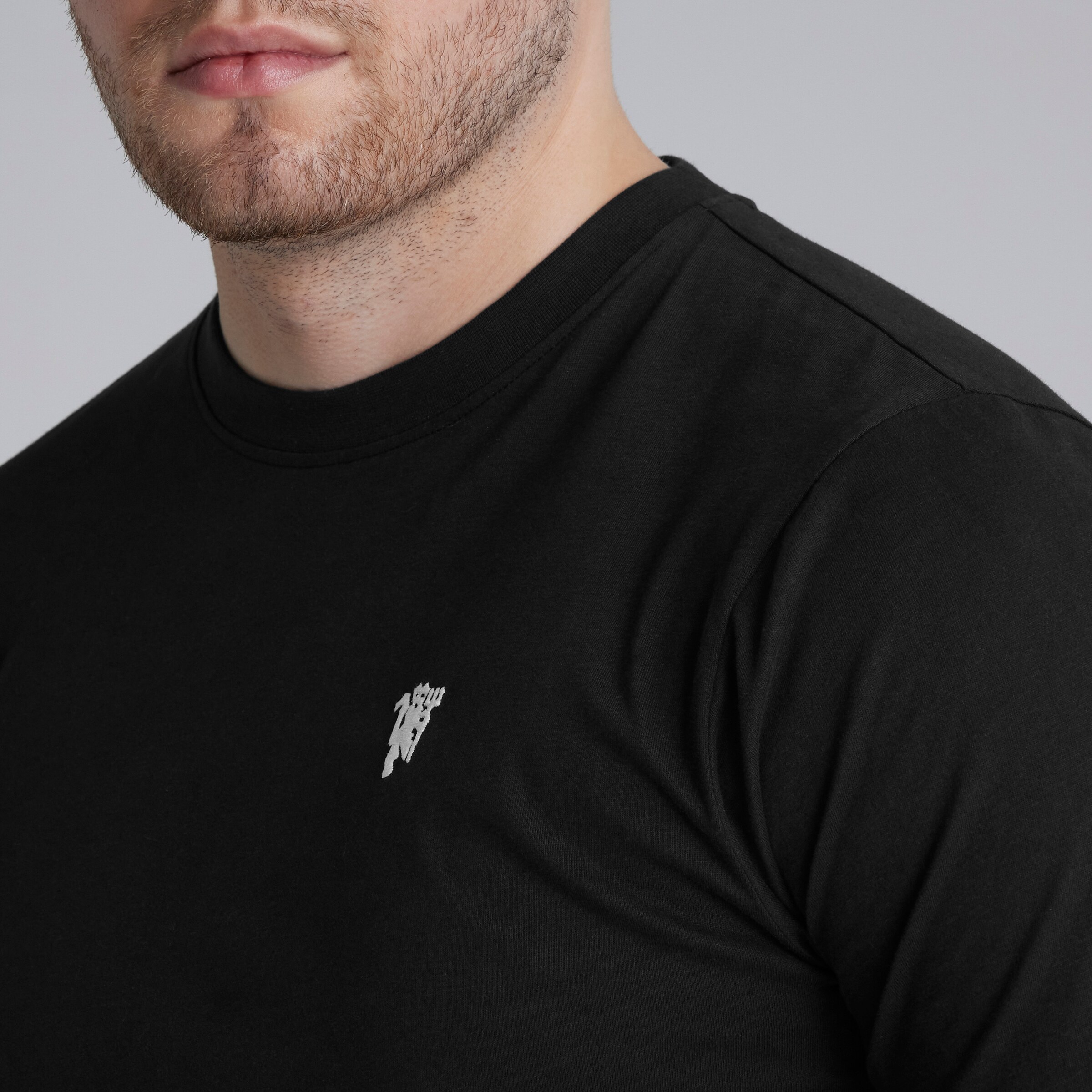 Manchester United Devil Essentials T-Shirt Black Black Detail [4-4]