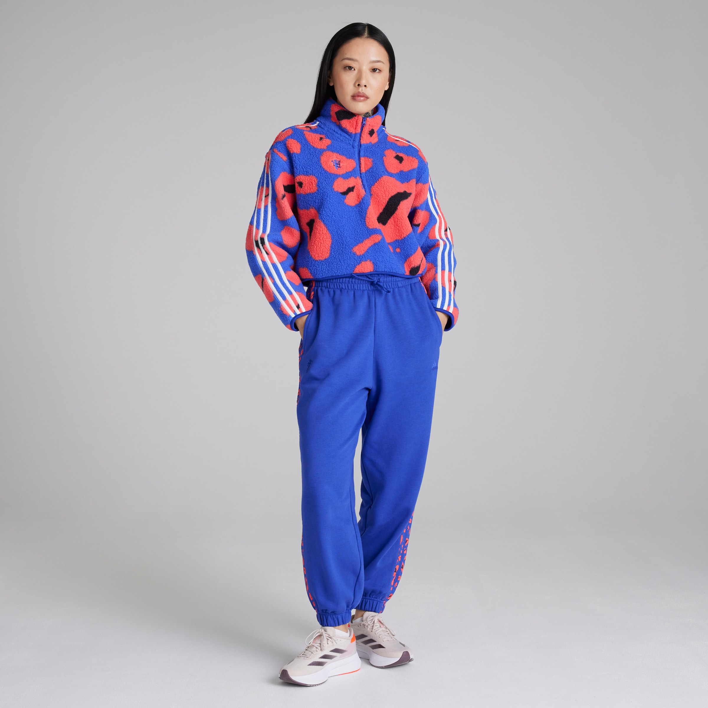 Manchester United x adidas Womens Essentials 3-Stripes Animal Print 7/8 Joggers Blue Bleu Détail [3-4]
