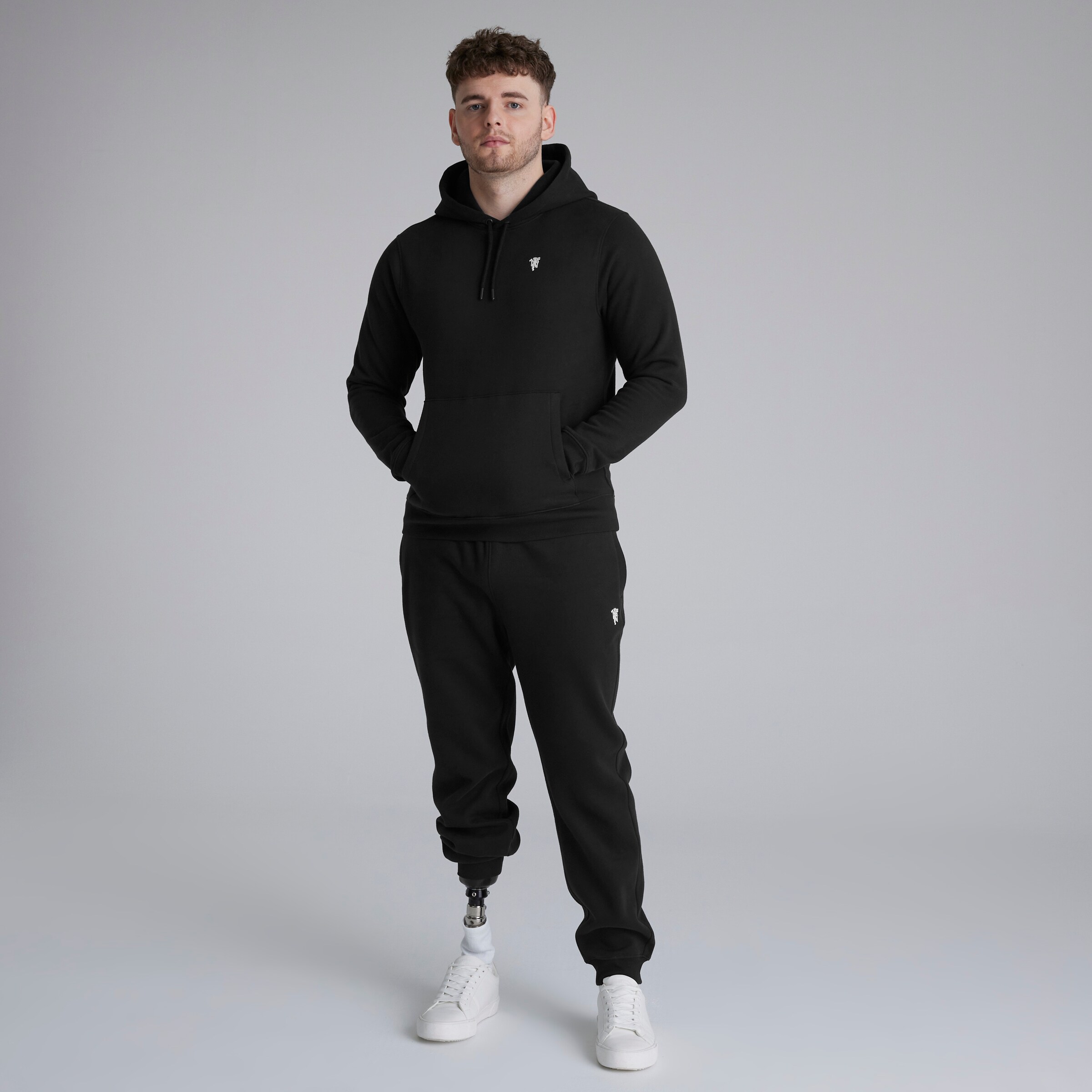 Manchester United Devil Essentials Overhead Hoodie Black Noir Détail [3-5]