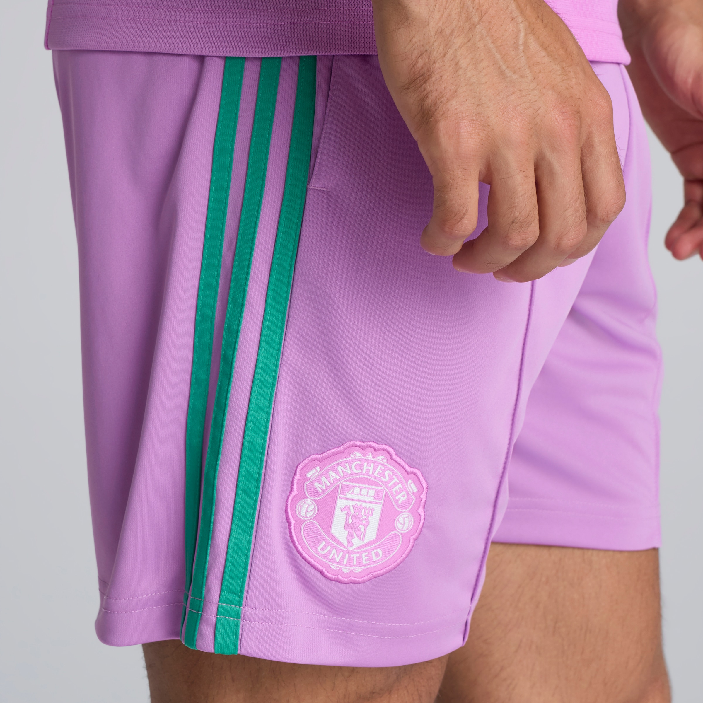 Manchester United 26/27 Away Goalkeeper Shorts Pink Rosa Detail [4-5]