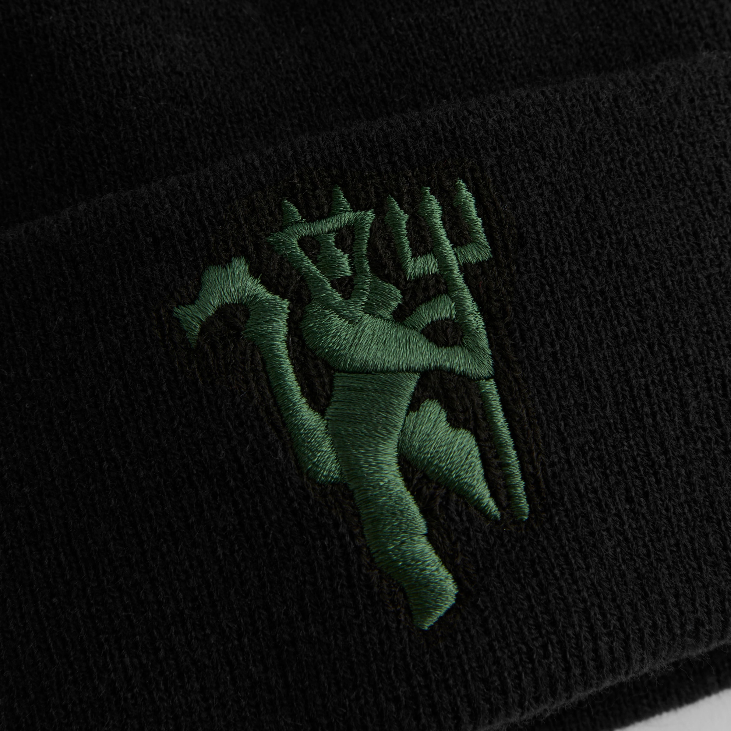 Manchester United x New Era Devil Cuff Beanie Black Negro Detalle [3-4]