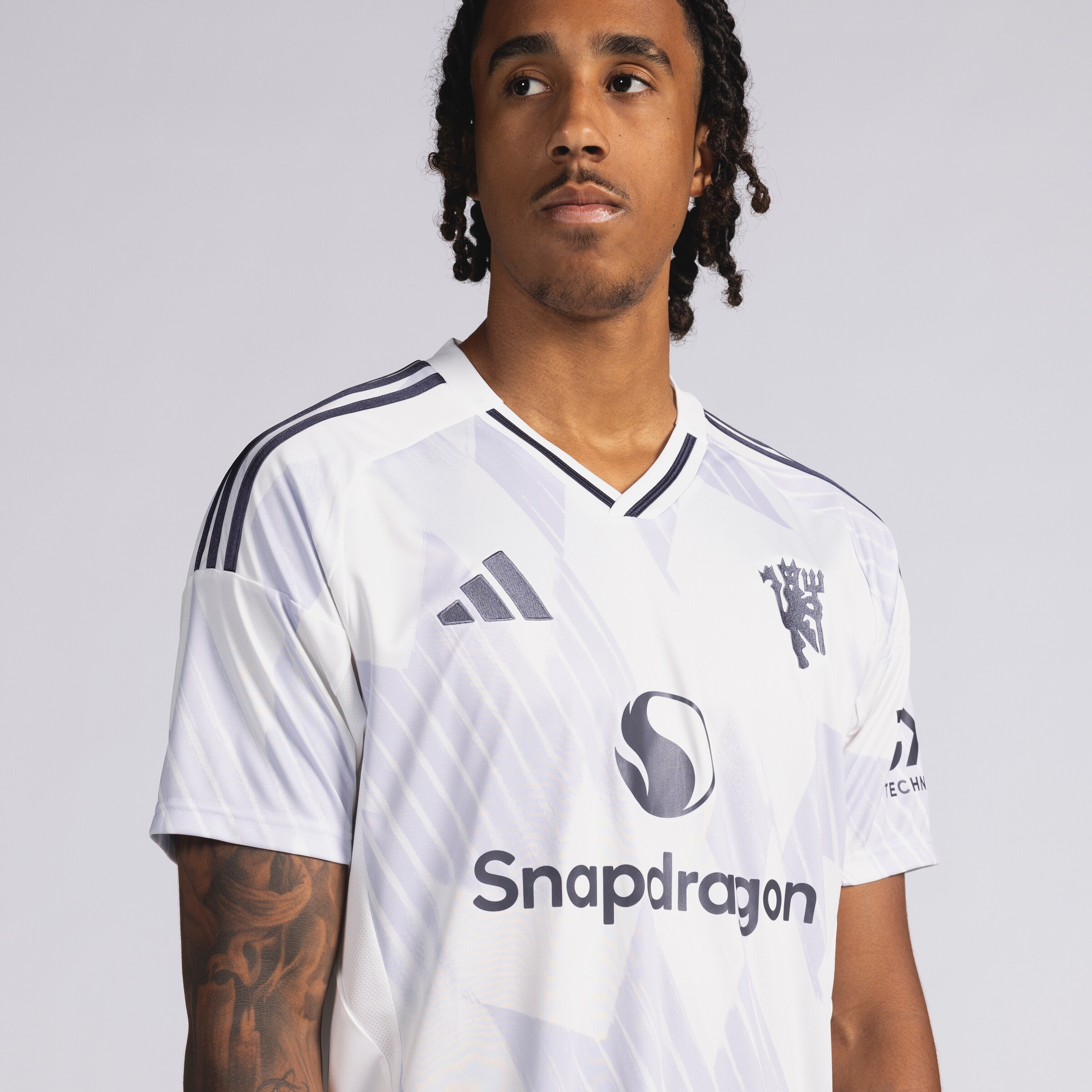 Manchester United 25/26 Away Jersey with Yoro 15 EPL Printing & Badge Blanc Détail [4-5]