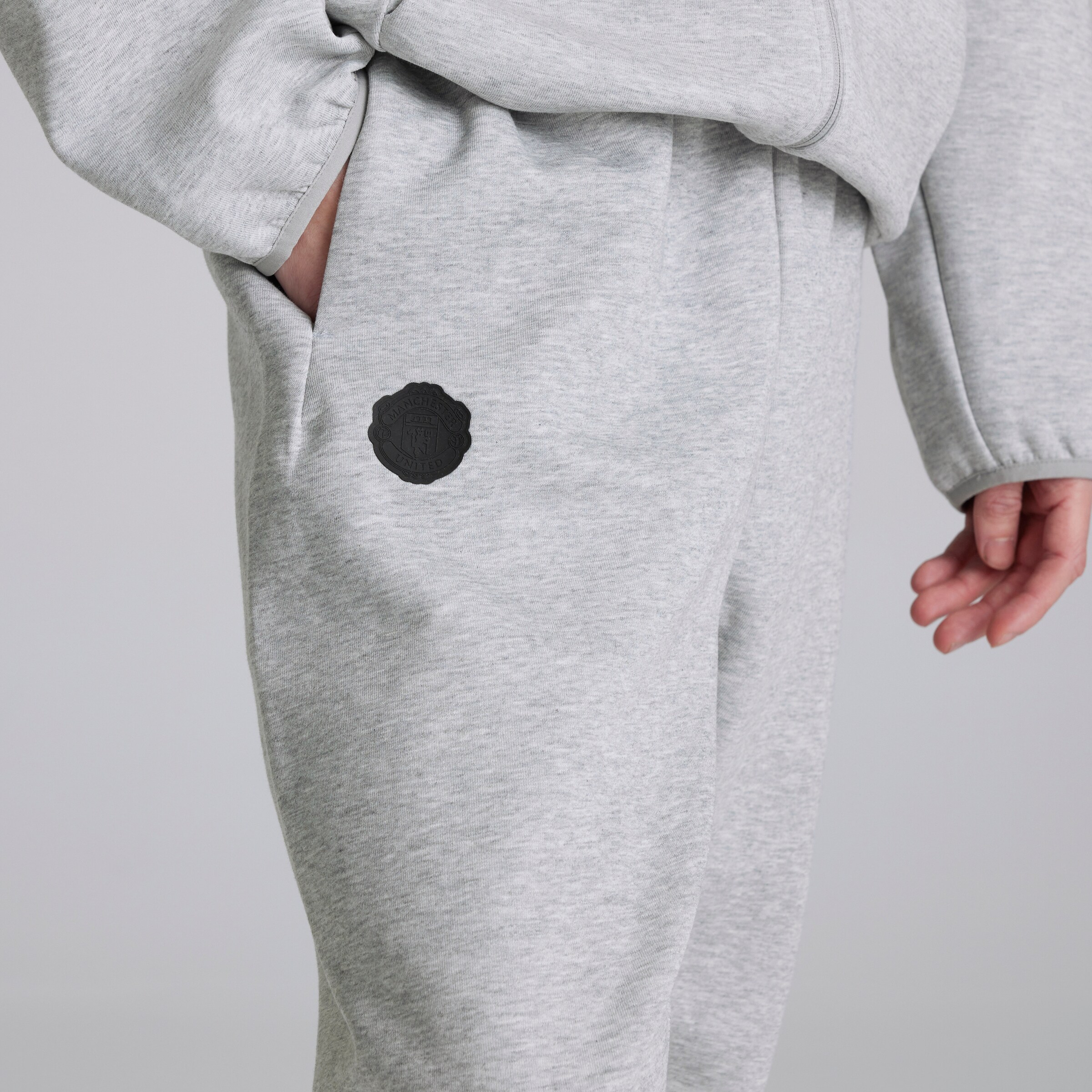 Manchester United x adidas Future Icons Joggers Grey Marl Gris Détail [5-5]