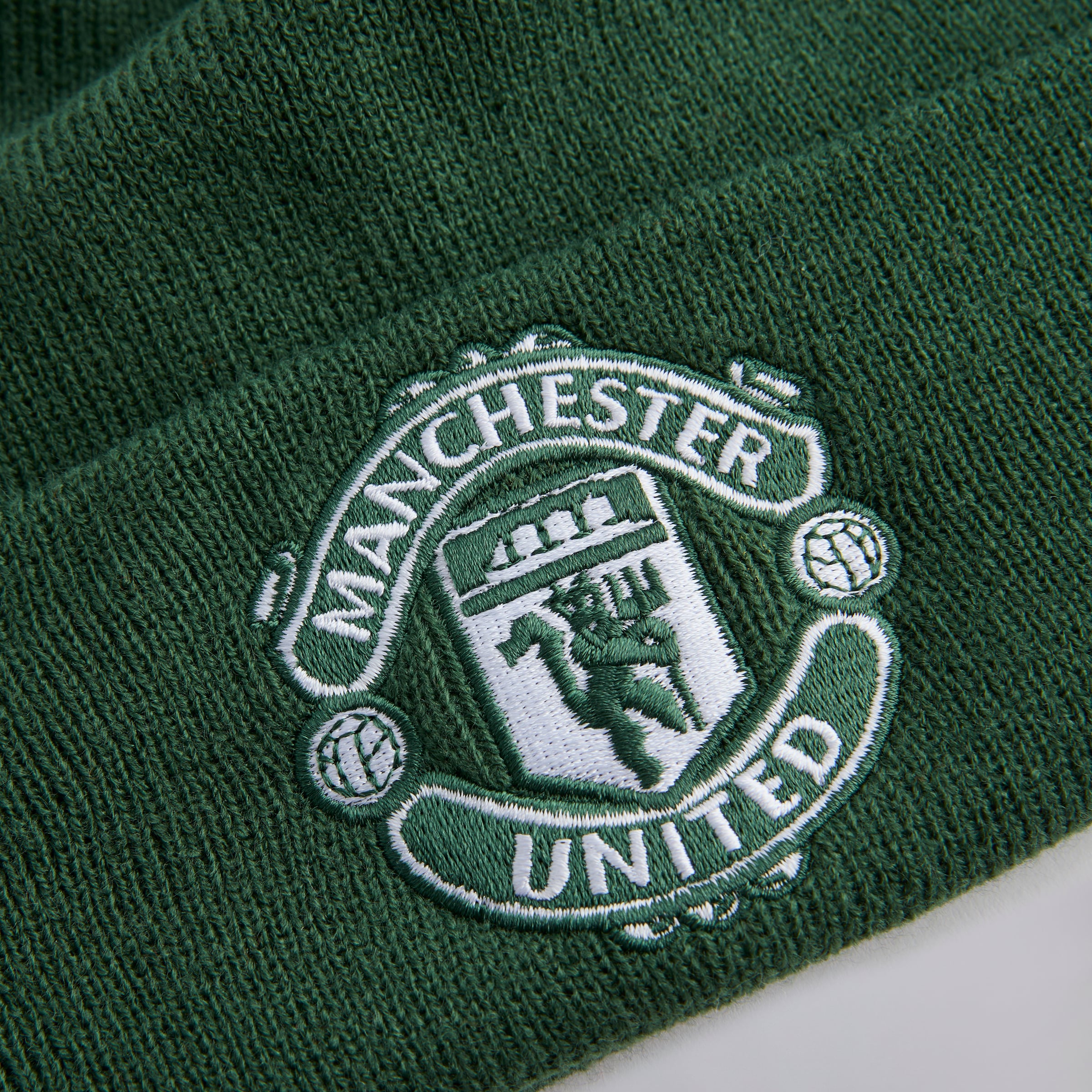 Manchester United x New Era Tonal Beanie Green Green Detail [3-4]