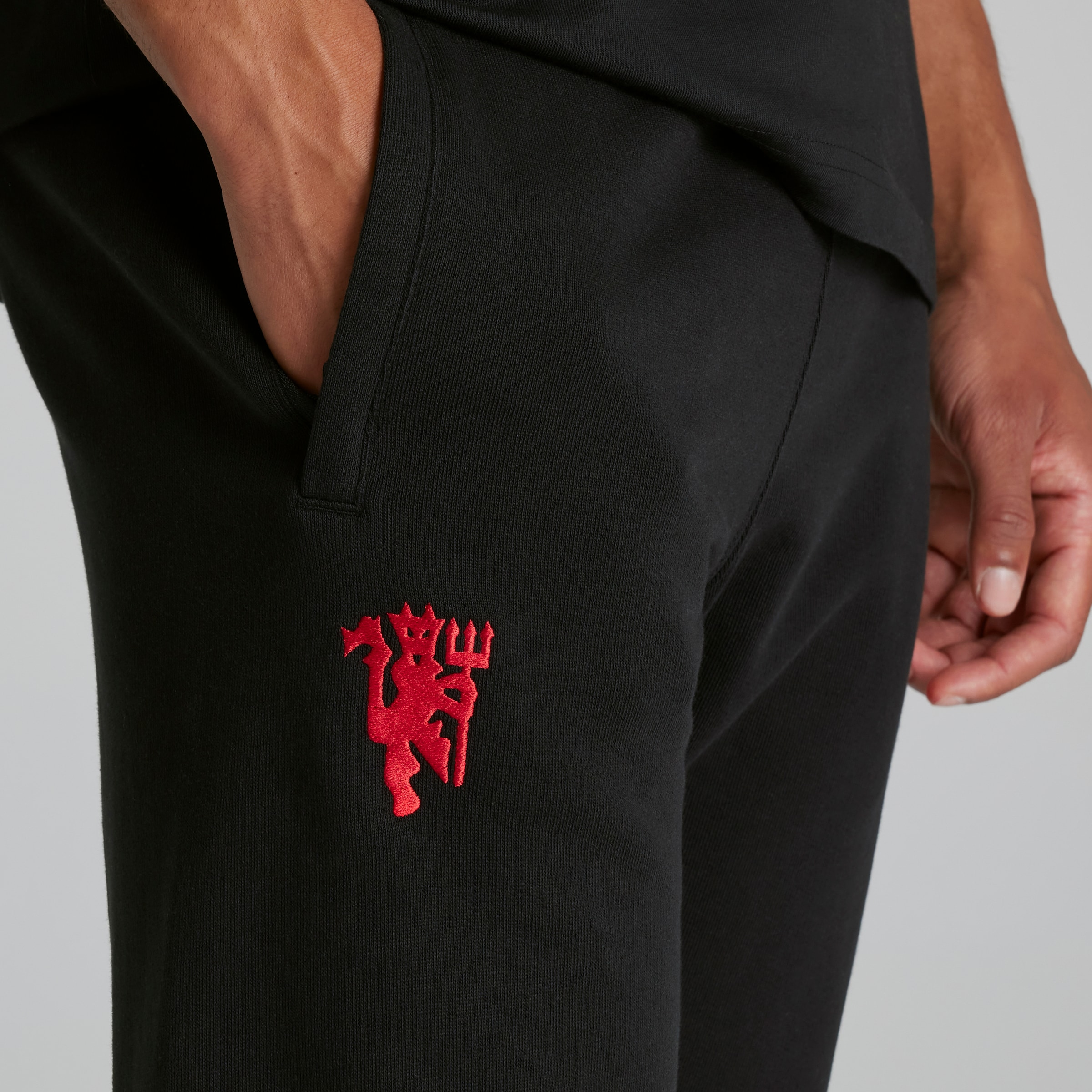 Manchester United x adidas US Pack Tracksuit Bottoms Black Black Detail [4-5]